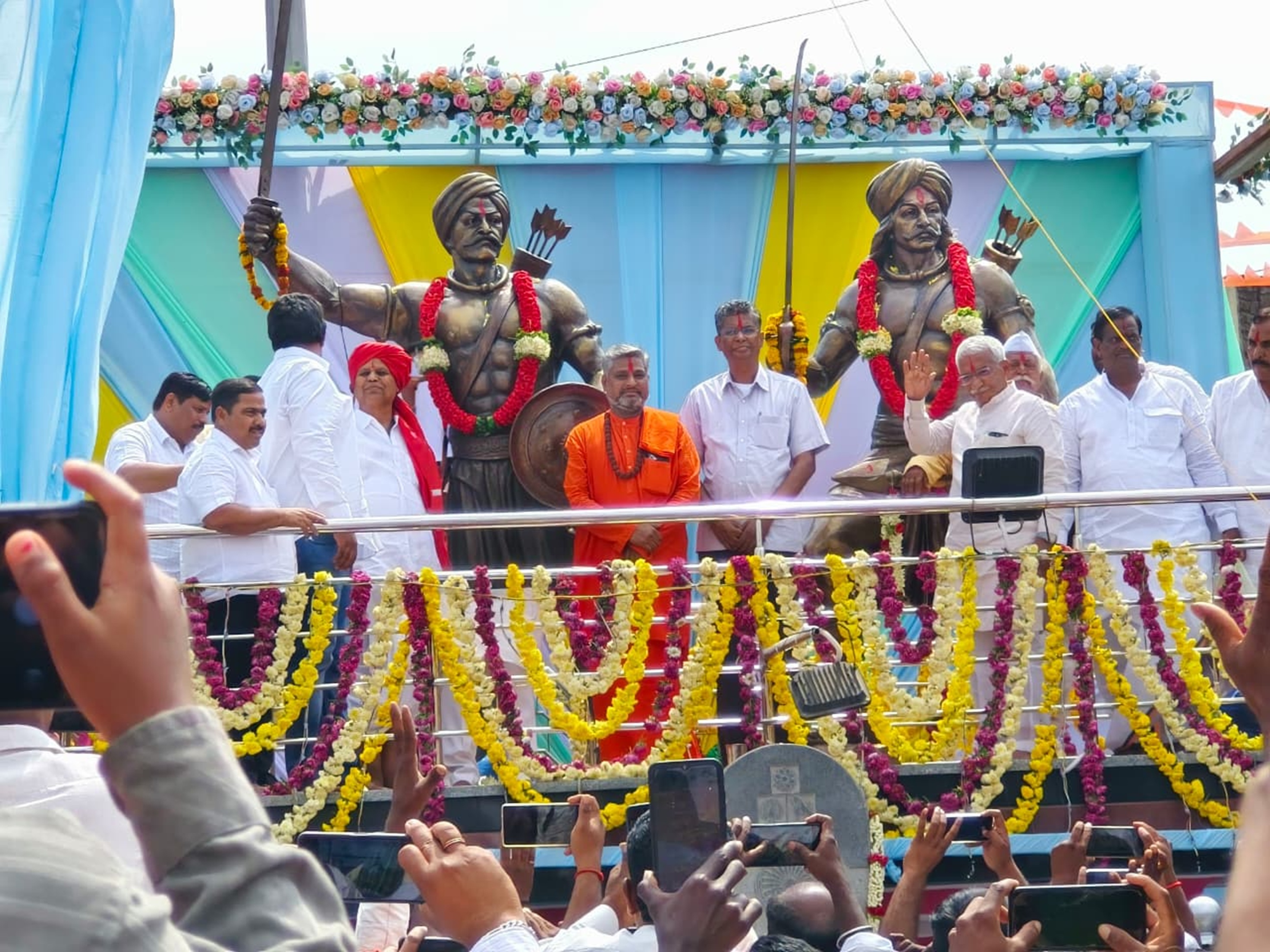 ಮುಧೋಳದ ಬಸ್ ನಿಲ್ದಾಣದ ಹತ್ತಿರ ಹುತಾತ್ಮ ಜಡಗಣ್ಣ ಬಾಲಣ್ಣ ಮೂರ್ತಿಗಳನ್ನು ಗಣ್ಯರು ಉದ್ಘಾಟಿಸಿದರು