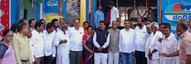 ಚಳ್ಳಕೆರೆ ತಾಲ್ಲೂಕಿನ ಸಿದ್ದಾಪುರ ಗ್ರಾಮದಲ್ಲಿ ನಿರ್ಮಿಸಿದ್ದ ಹಾಲು ಉತ್ಪಾದಕರ ಸಹಕಾರ ಸಂಘದ ನೂತನ ಕಟ್ಟಡವನ್ನು ಶಾಸಕ ಟಿ.ರಘುಮೂರ್ತಿ ಶಕ್ರವಾರ ಉದ್ಘಾಟಿಸಿದರು. ಶಿಮೂಲ್ ಹಾಲು ಉತ್ಪಾದಕ ಒಕ್ಕೂಟದ ಜಿಲ್ಲಾ ನಿರ್ದೇಶಕ ಬಿ.ಸಿ.ಸಂಜೀವಮೂರ್ತಿ ಗ್ಯಾರಂಟಿ ಯೋಜನೆ ಅನುಷ್ಠಾನ ಸಮಿತಿ ಅಧ್ಯಕ್ಷ ಗದ್ದಿಗೆ ತಿಪ್ಪೇಸ್ವಾಮಿ ಇದ್ದರು.