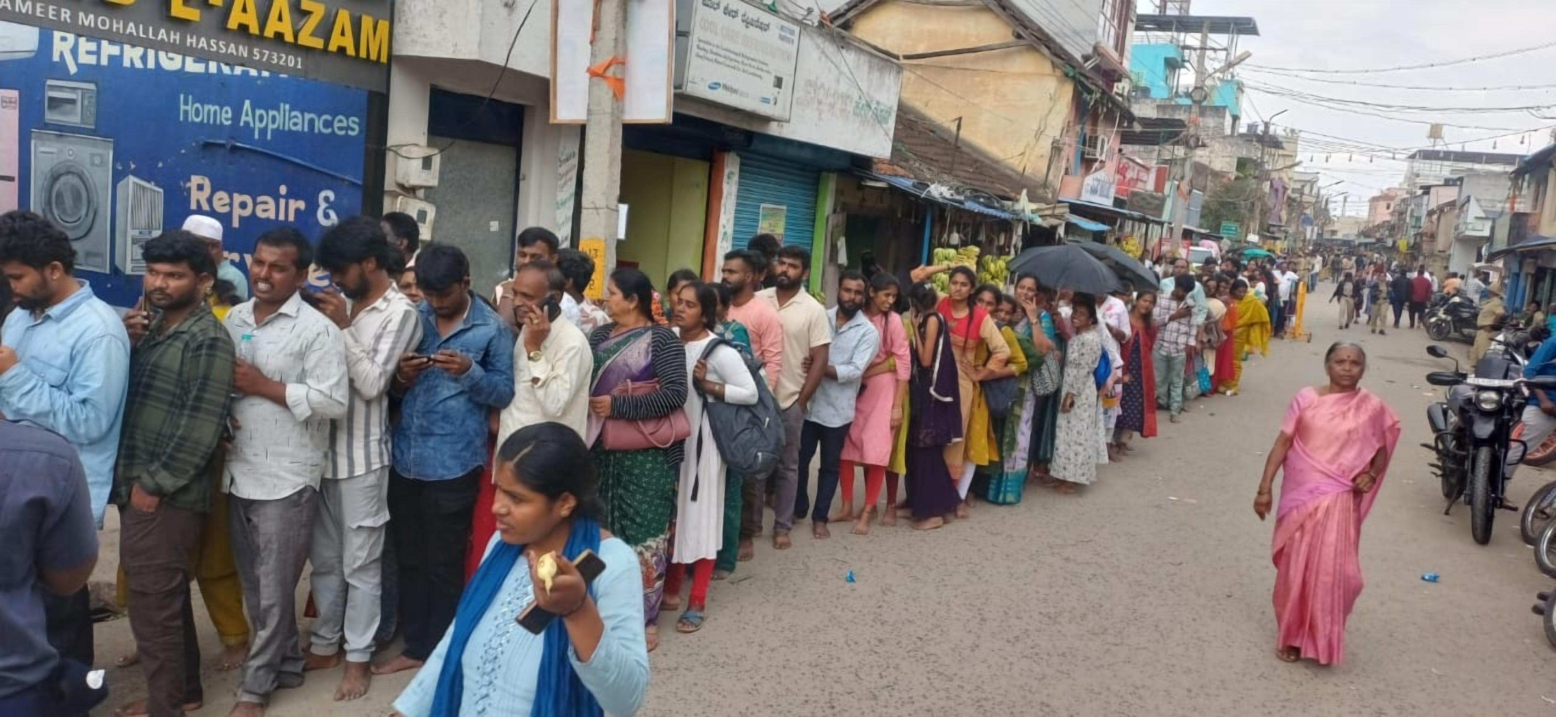 ₹300 ಟಿಕೆಟ್ ಪಡೆದು ಸರದಿಯಲ್ಲಿ ನಿಂತಿರುವ ಭಕ್ತರ ಸಾಲು ರಸ್ತೆವರೆಗೂ ಹಬ್ಬಿತ್ತು.