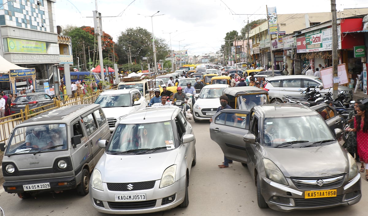 ಹಾಸನ | ದರ್ಶನಕ್ಕಾಗಿ ಸಾಲಿನಲ್ಲಿ ನಿಂತಿದ್ದು 9 ತಾಸು