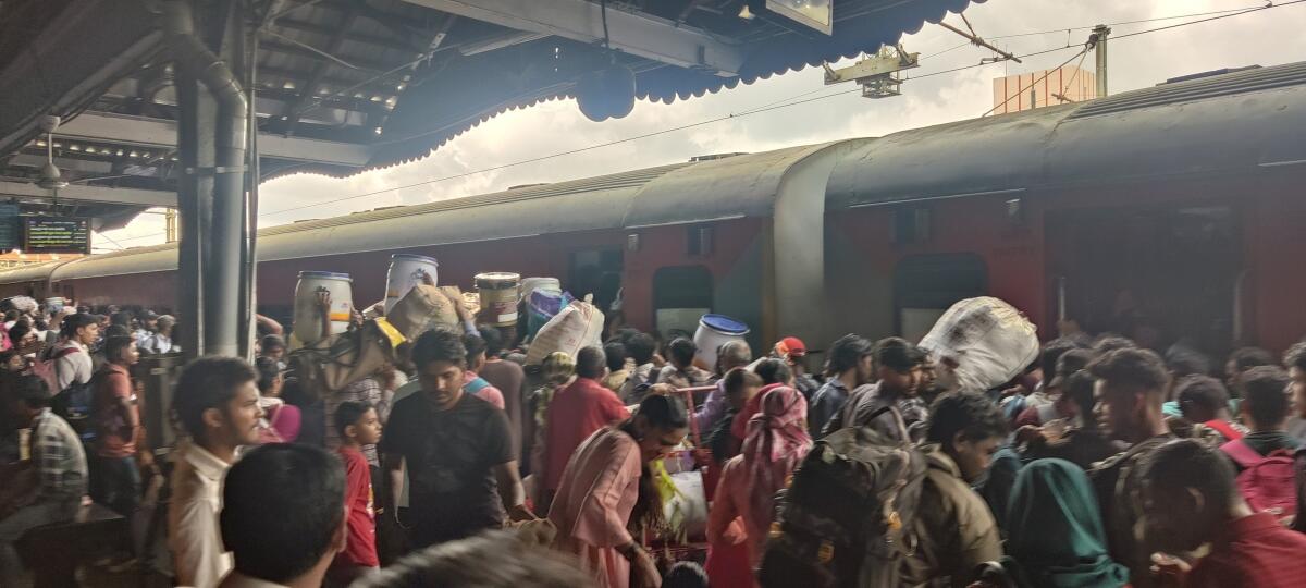 ಭಾಗಮತಿ ಸೂಪರ್‌ಫಾಸ್ಟ್‌ ರೈಲಿನಲ್ಲಿ ಬಿಹಾರಕ್ಕೆ ತೆರಳಲು ಭಾರಿ ಪ್ರಮಾಣದಲ್ಲಿ ಕಾರ್ಮಿಕರು ಬಂದಿದ್ದರಿಂದ ಶುಕ್ರವಾರ ಮೆಜೆಸ್ಟಿಕ್‌ ಸಂಗೊಳ್ಳಿ ರಾಯಣ್ಣ ರೈಲು ನಿಲ್ದಾಣದಲ್ಲಿ ದಟ್ಟಣೆ ಉಂಟಾಯಿತು
