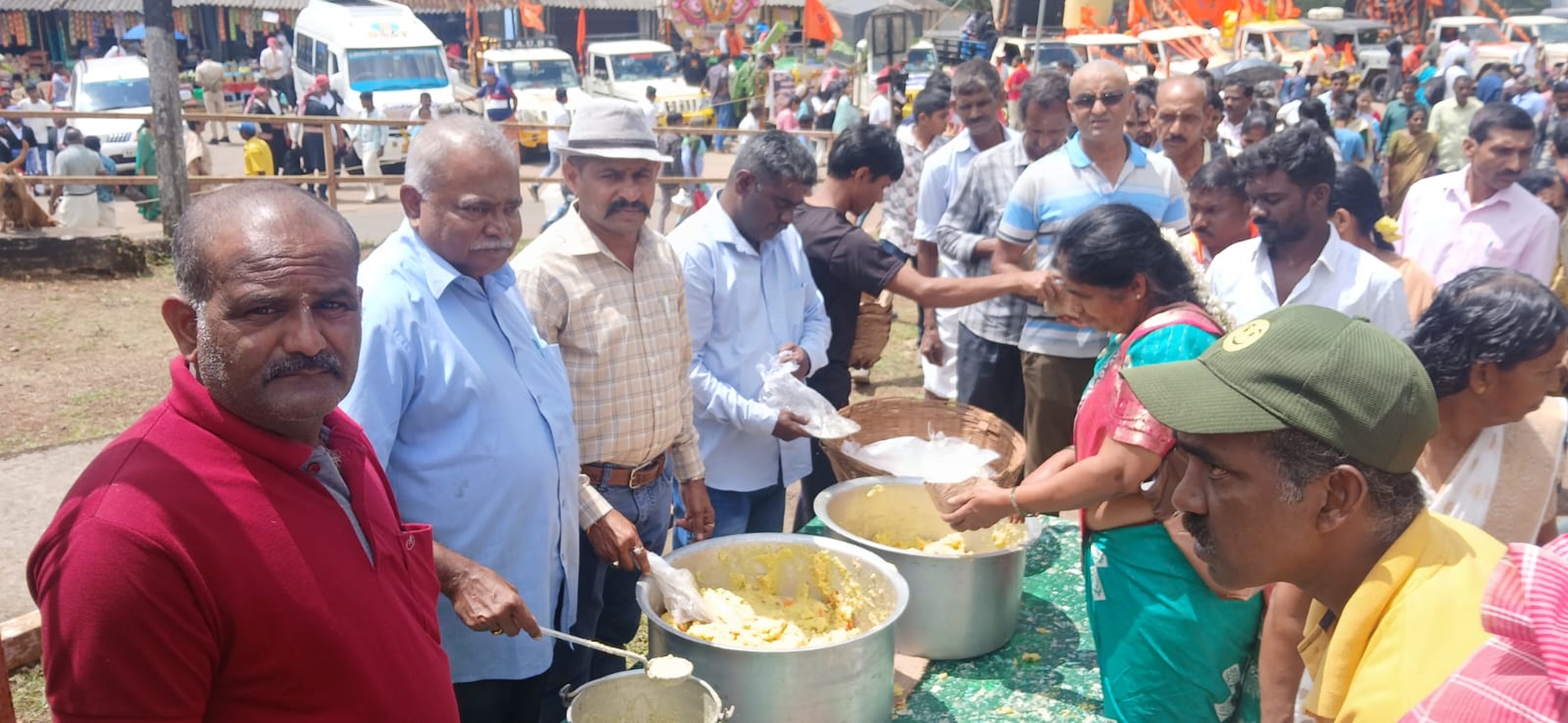 ತಲಕಾವೇರಿಯ ಅಲ್ಲಲ್ಲಿ ಭಕ್ತರು ಬಂದಿದ್ದ ಜನರಿಗೆ ಪ್ರಸಾದ ವಿತರಿಸಿದರು