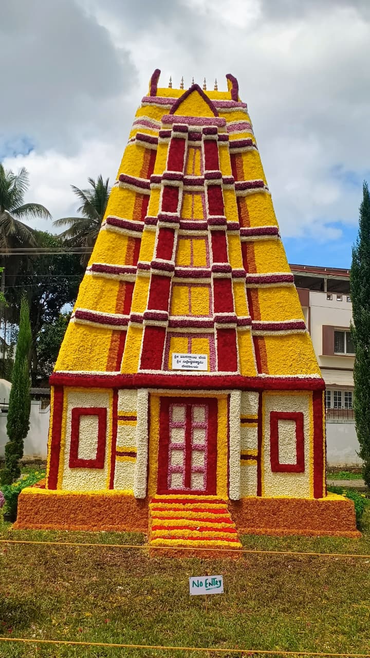 ಹೂವಿನಲ್ಲಿ ಅರಳಿರುವ ಹಾಸನಾಂಬ ದೇಗುಲದ ರಾಜಗೋಪುರ.
