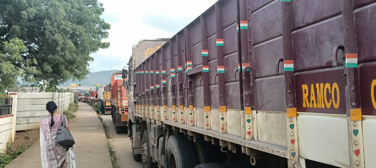 ಸಾಲುಗಟ್ಟಿ ನಿಂತಿದ್ದ ಗಣಿ ಲಾರಿಗಳು