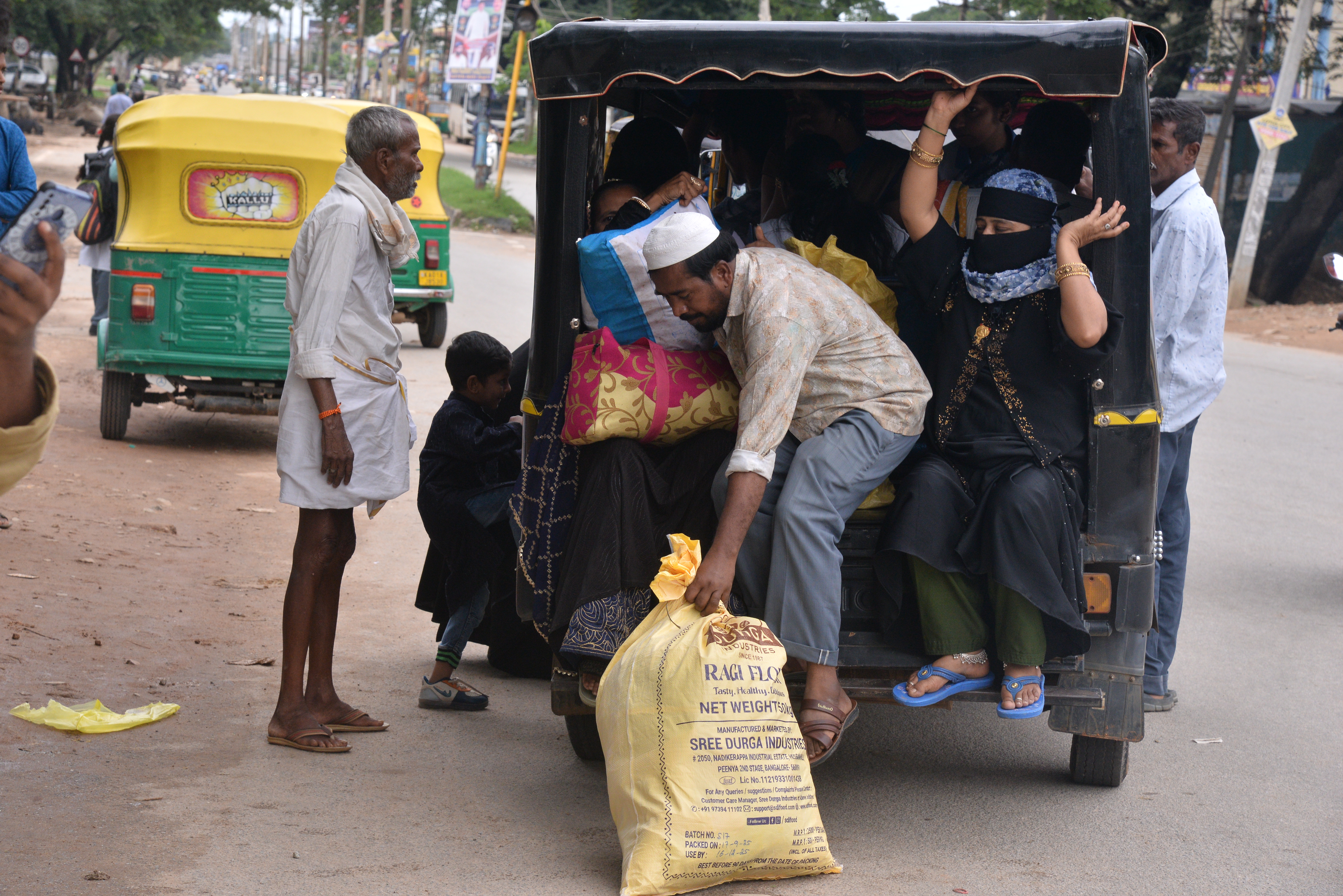 ಆಟೊ ಭರ್ತಿ ಪ್ರಯಾಣಿಸಲು ಪರದಾಟ