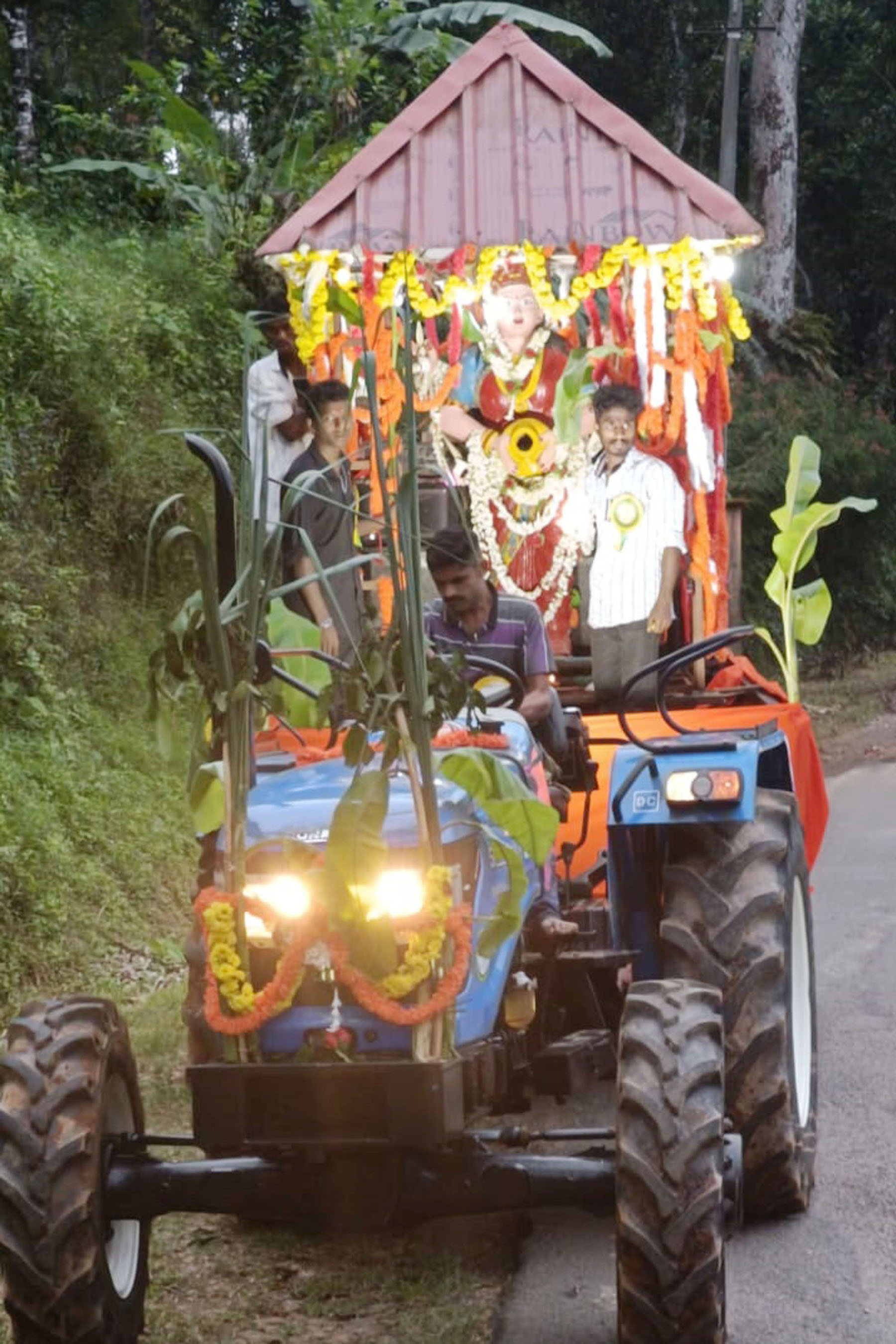 ಭಕ್ತರಿಗೆ ಕಾವೇರಿ ತೀರ್ಥ ವಿತರಿಸಲು ಕೊಡಗು ಹಕ್ಕು ಸಂರಕ್ಷಣಾ ಸಮಿತಿ ಶುಕ್ರವಾರ ಕಾವೇರಿ ರಥಯಾತ್ರೆ  ಆಯೋಜಿಸಿತ್ತು
