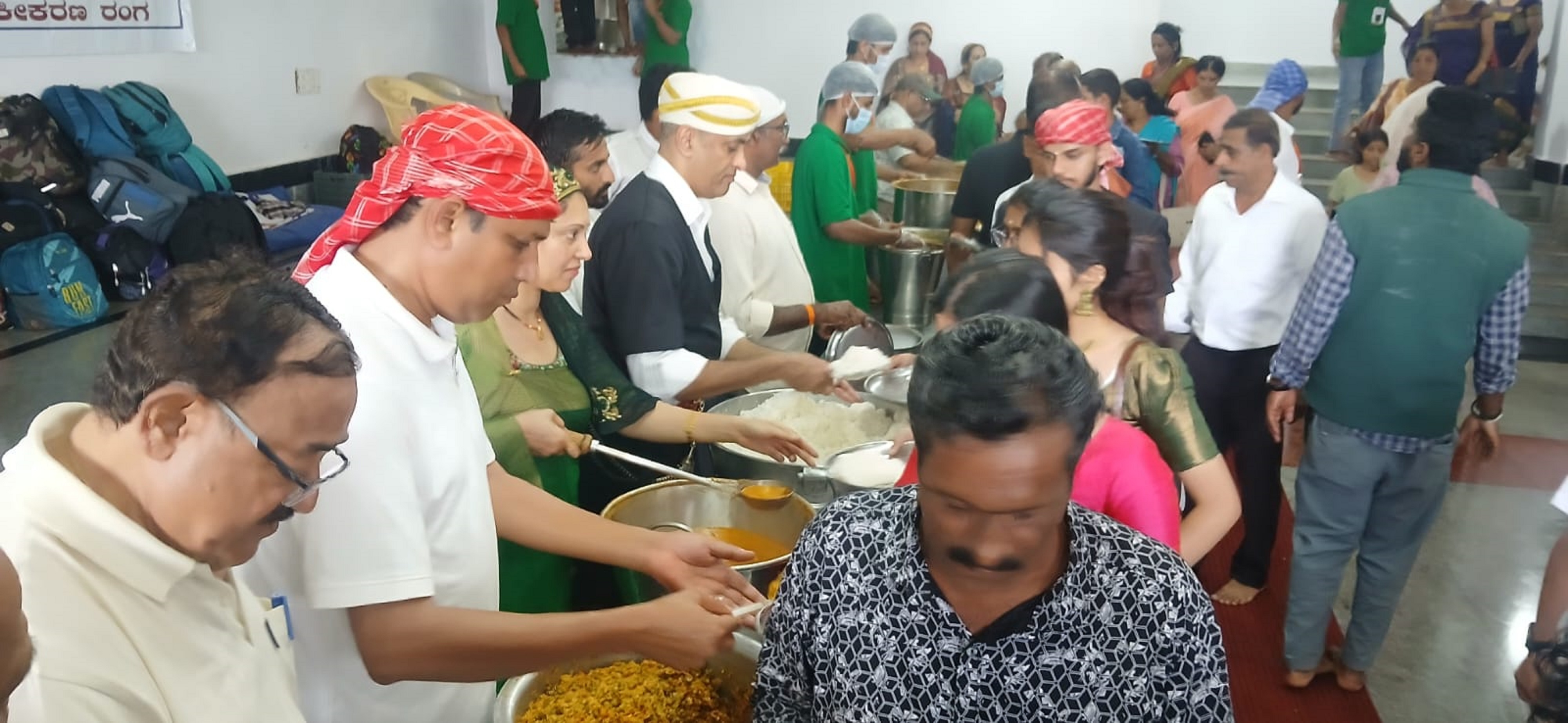 ಶಾಸಕ ಎ.ಎಸ್.ಪೊನ್ನಣ್ಣ ಬಂದ ಭಕ್ತರಿಗೆ ಪ್ರಸಾದ ವಿತರಿಸಿದರು