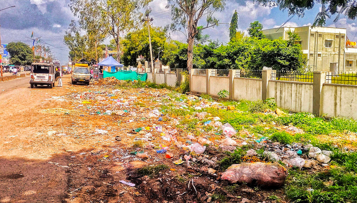 ಹುಲಸೂರ: ಕಸ ವಿಲೇವಾರಿ ಘಟಕಗಳಾದ ಮುಖ್ಯ ರಸ್ತೆಗಳು