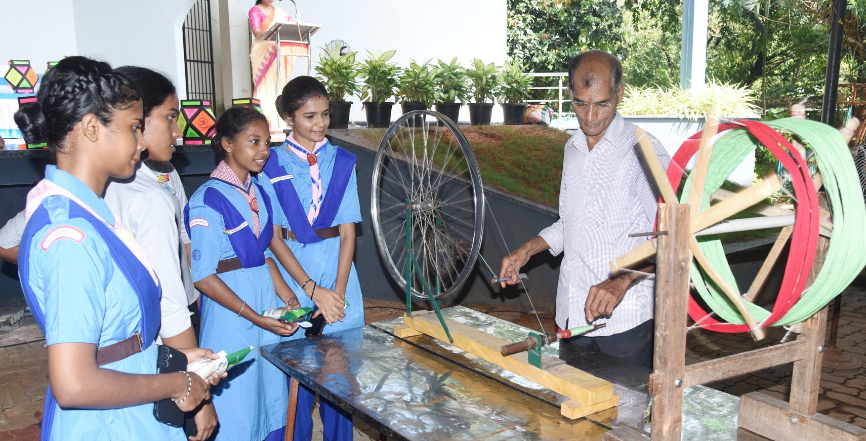 ಚರಕದ ಪ್ರಾತ್ಯಕ್ಷಿಕೆಯನ್ನು ನೋಡಿದ ವಿದ್ಯಾರ್ಥಿಗಳು