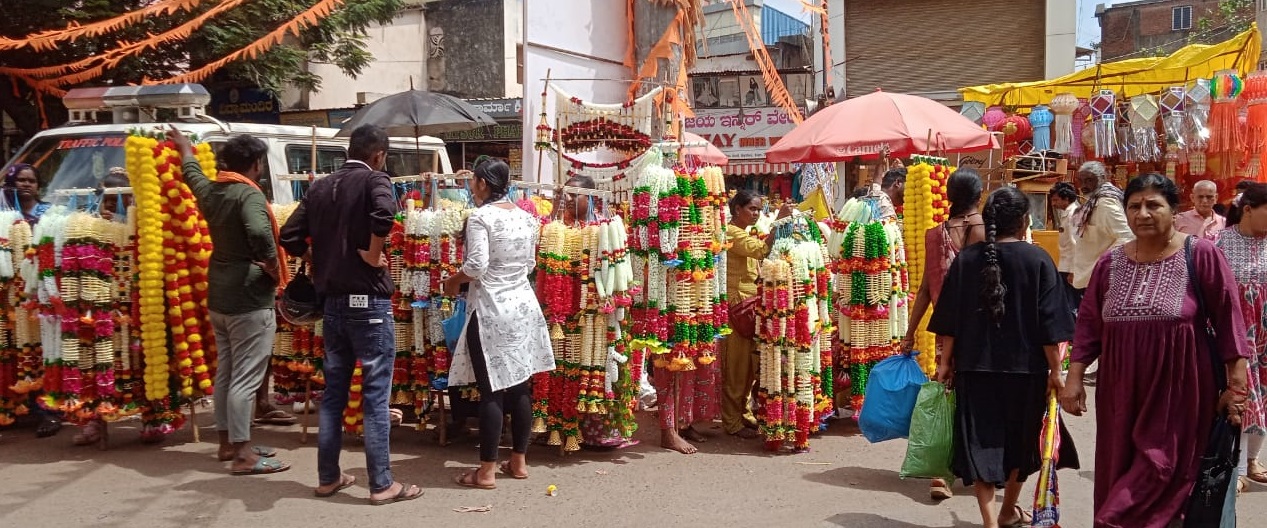 ಹುಬ್ಬಳ್ಳಿಯ ದುರ್ಗದಬೈಲ್‌ ವೃತ್ತದಲ್ಲಿ ಶುಕ್ರವಾರ ಪ್ಲಾಸ್ಟಿಕ್‌ ಬಾಗಿಲು ತೋರಣಗಳ ಮಾರಾಟ ಜೋರಾಗಿತ್ತು 