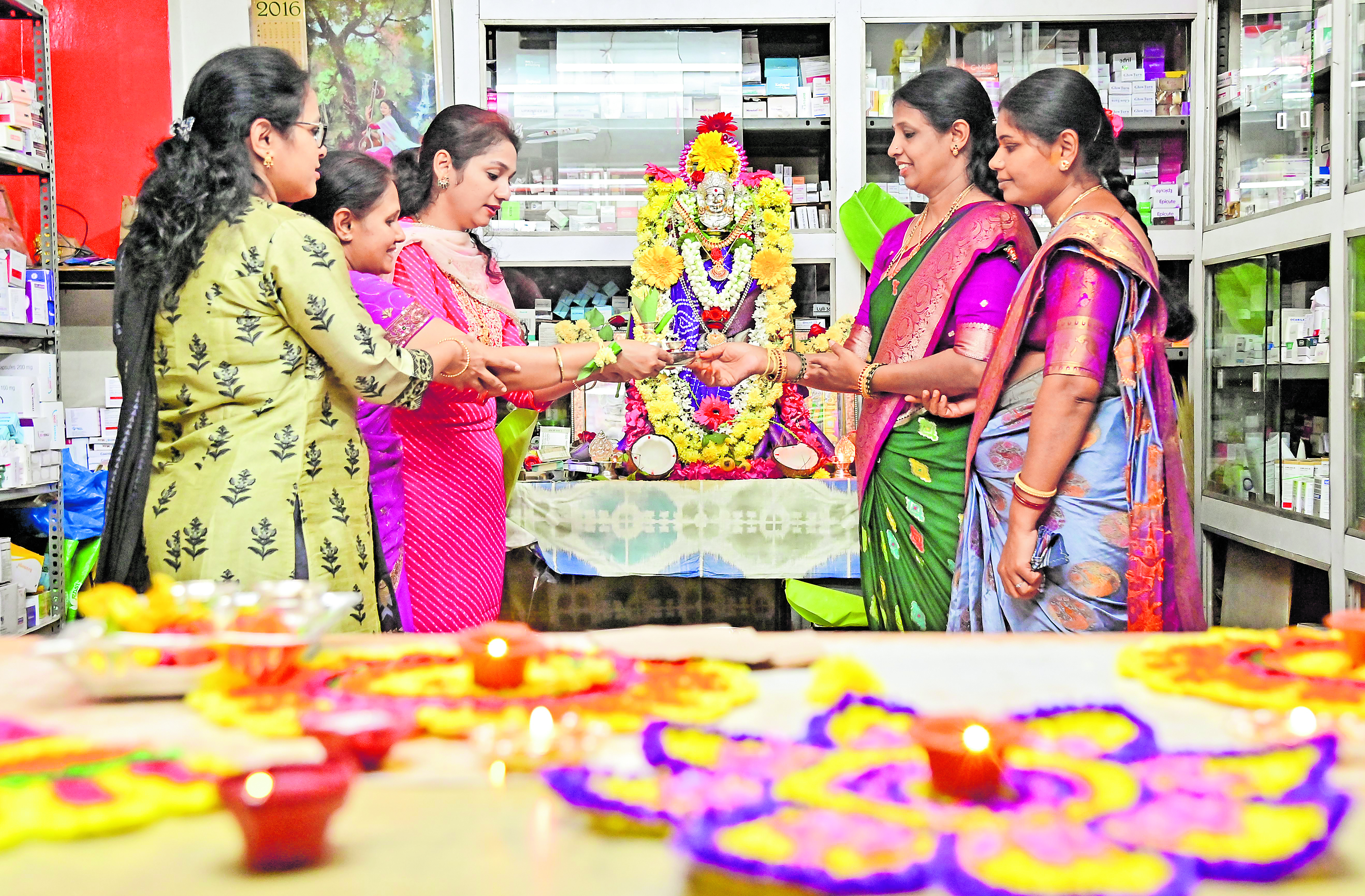 ಲಕ್ಷ್ಮೀ ಪೂಜೆಯ ಸಂಭ್ರಮದಲ್ಲಿ ಮಹಿಳೆಯರು