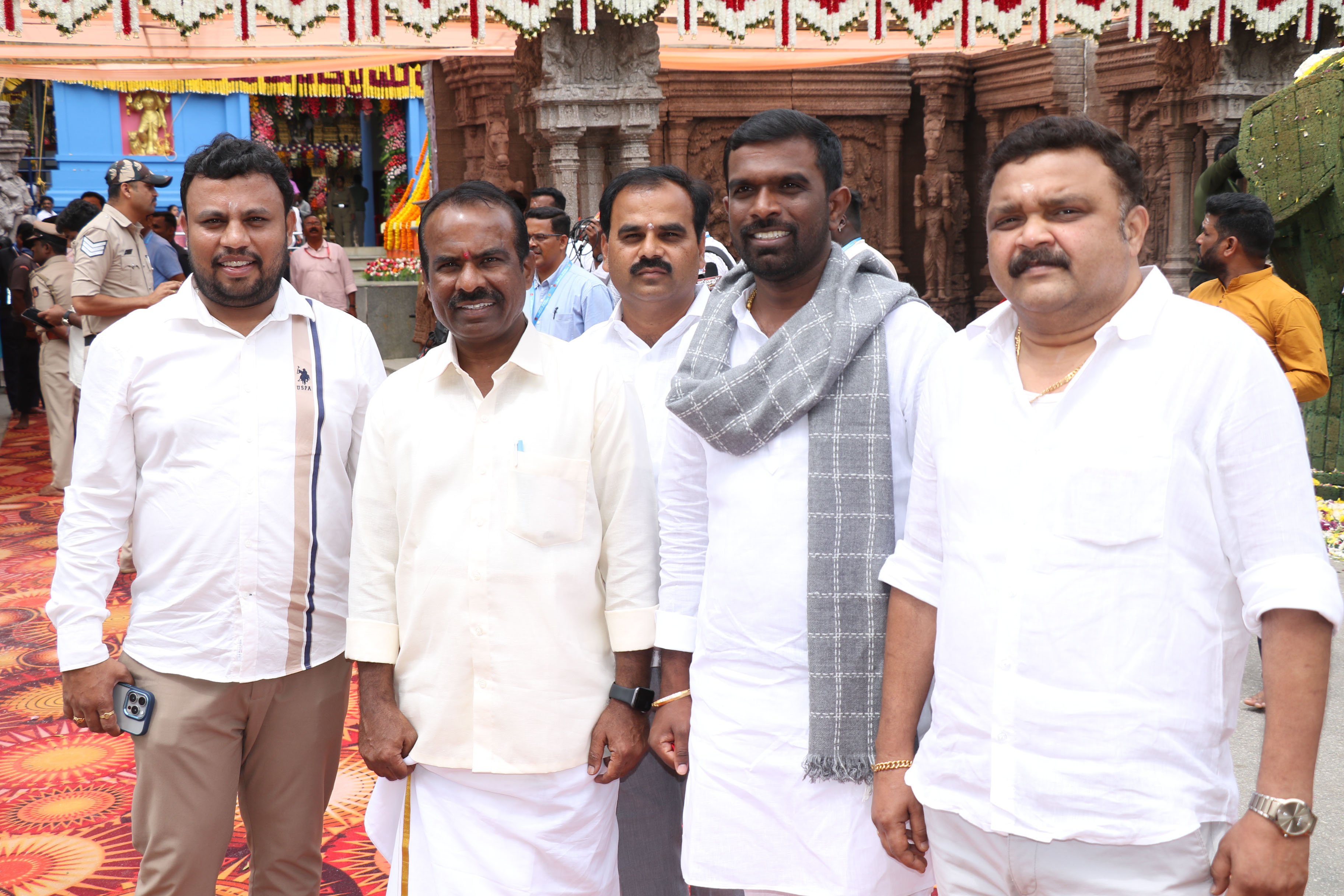 ವಿಧಾನ ಪರಿಷತ್ ಸದಸ್ಯ ಎನ್‌.ರವಿಕುಮಾರ್‌ ತಮ್ಮ ಸ್ನೇಹಿತರೊಂದಿಗೆ ದೇವಿಯ ದರ್ಶನ ಪಡೆದರು.