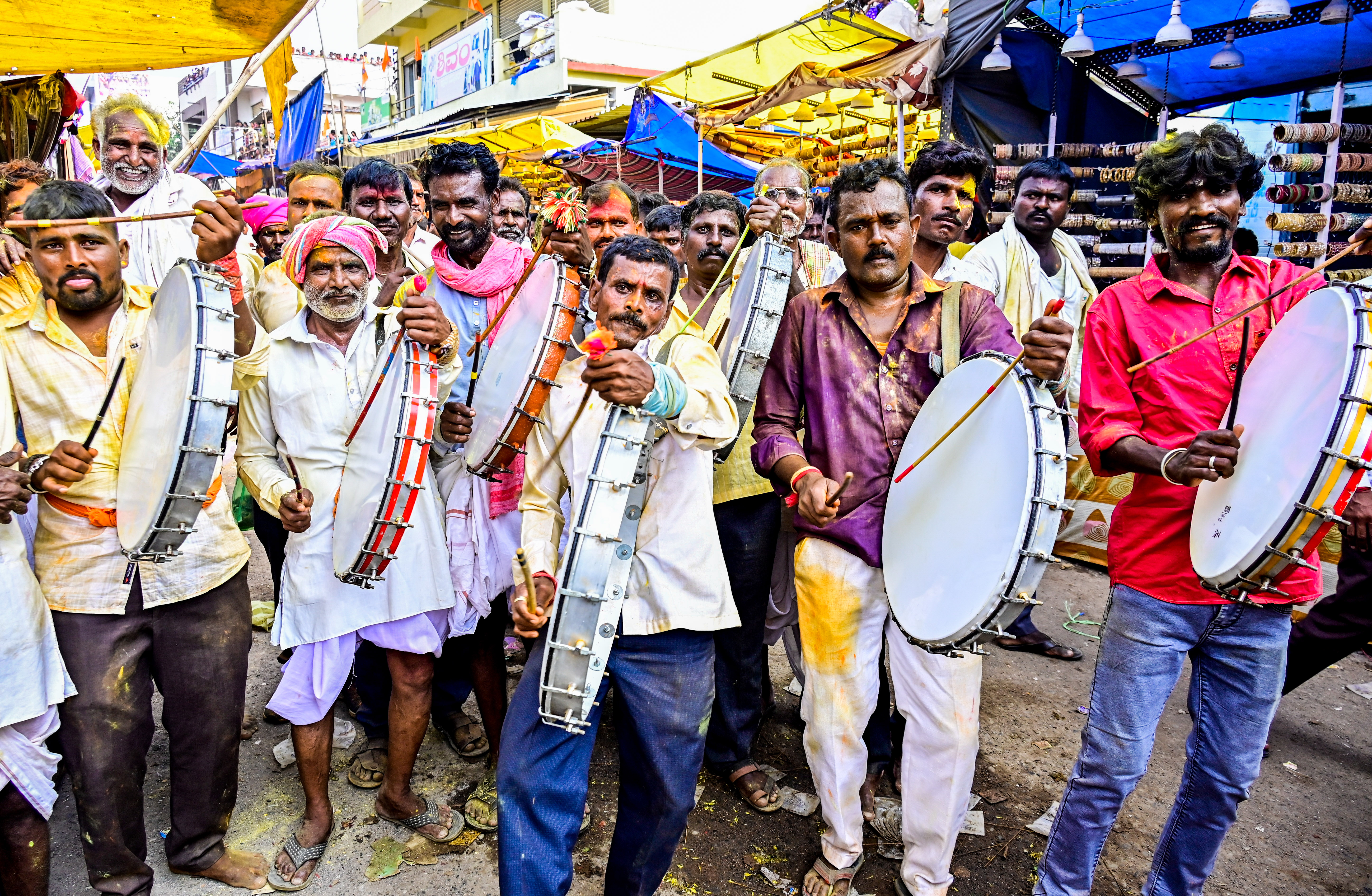 ಕಲಬುರಗಿ ಜಿಲ್ಲೆಯ ಜೇವರ್ಗಿನಲ್ಲಿ ಶನಿವಾರ ನಡೆದ ಕಲ್ಕತ್ತದೇವಿ(ಮಹಾಲಕ್ಷ್ಮೀ) ಜಾತ್ರೆಯಲ್ಲಿ ಪಾಲ್ಗೊಂಡಿದ್ದ ಲಗೆ ವಾದನ ತಂಡ 