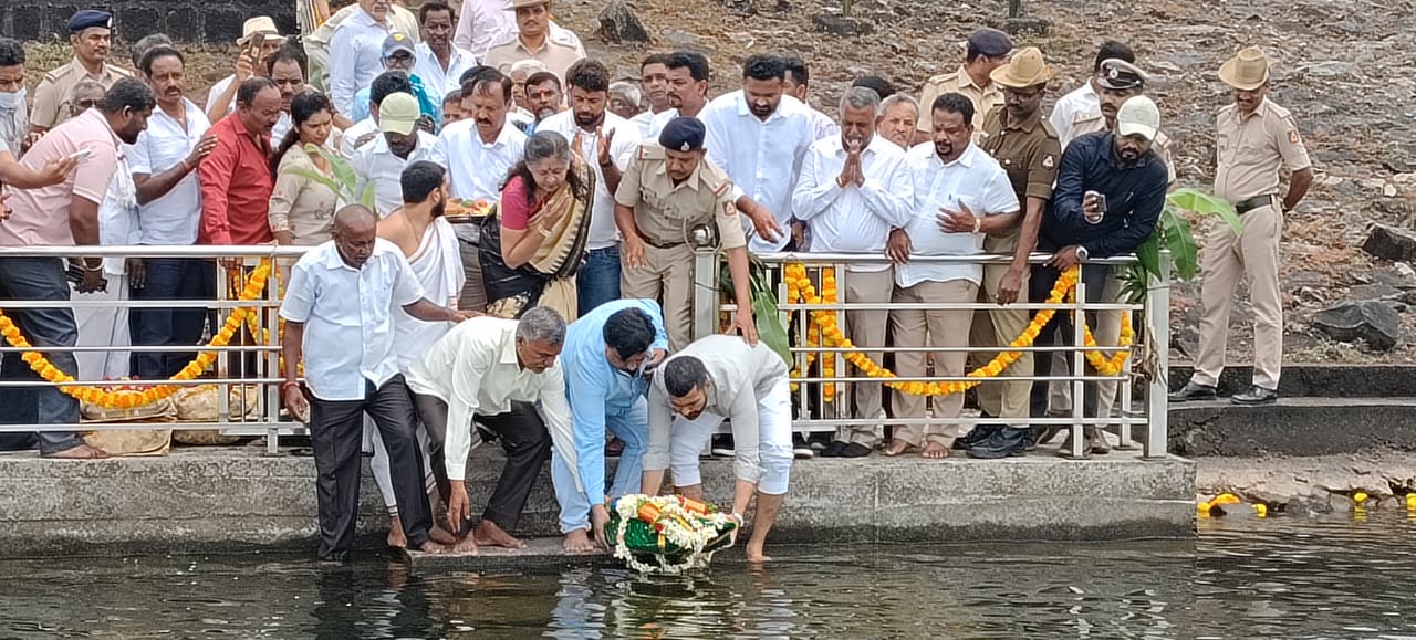 ಕುಶಾಲನಗರ ಸಮೀಪದ ಹಾರಂಗಿ ಅಣೆಕಟ್ಟೆಗೆ ಶನಿವಾರ ಪೂಜೆ ಸಲ್ಲಿಸಿದ ಶಾಸಕ ಡಾ.ಮಂತರ್‌ಗೌಡ ಬಾಗಿನ ಅರ್ಪಿಸಿದರು.