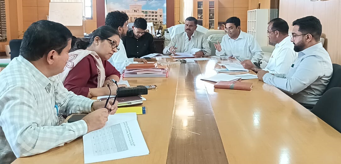 ರಾಮನಗರದ ಜಿಲ್ಲಾಧಿಕಾರಿ ಕಚೇರಿಯಲ್ಲಿ ನಡೆದ ಸಾಮಾಜಿಕ ಮತ್ತು ಶೈಕ್ಷಣಿಕ ಸಮೀಕ್ಷೆಯ ಪ್ರಗತಿ ಪರಿಶೀಲನಾ ಸಭೆ ನಡೆಸಿದ್ದ ಹಿಂದುಳಿದ ವರ್ಗಗಳ ಆಯೋಗದ ಸದಸ್ಯ ಜೆ.ಎನ್. ಶ್ರೀಕಂಠಯ್ಯ