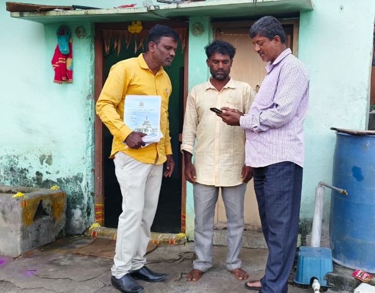 ಸಾಮಾಜಿಕ ಮತ್ತು ಶೈಕ್ಷಣಿಕ ಸಲುವಾಗಿ ರಾಮನಗರ ತಾಲ್ಲೂಕಿನ ಗ್ರಾಮವೊಂದರಲ್ಲಿ ಶಿಕ್ಷಕರು ಮನೆಯ ಮಾಲೀಕನಿಂದ ಮಾಹಿತಿ ಸಂಗ್ರಹಿಸಿದ್ದರು