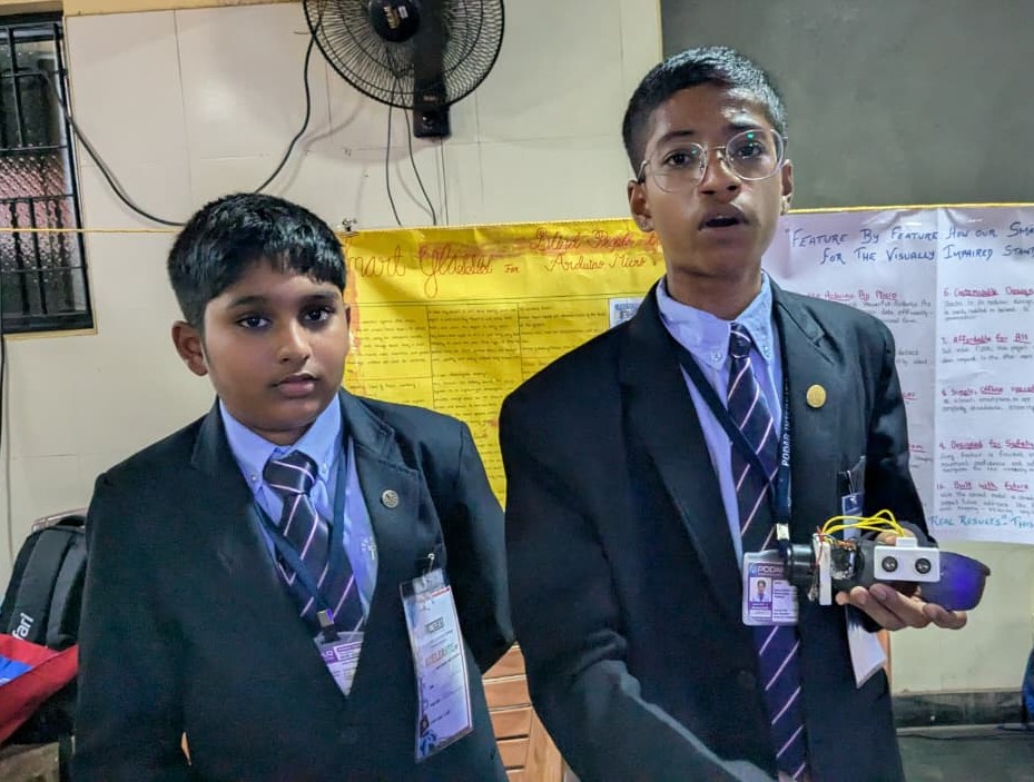 ಪೋದಾರ್‌ ಇಂಟರ್‌ನ್ಯಾ‌ಷನಲ್ ಸ್ಕೂಲ್‌ನ ಸೋಹಮ್ ಪೂಜಾರಿ ತನಯ್ ರಾಜೇಶ್ ‘ಸ್ಮಾರ್ಟ್‌ ಗ್ಲಾಸ್ ಫಾರ್ ವಿಷುವಲಿ ಇಂಪ್ಯಾಕ್ಟ್ ಪೀಪಲ್’‌ ಮಾದರಿ ವಿವರಿಸುತ್ತಿರುವುದು