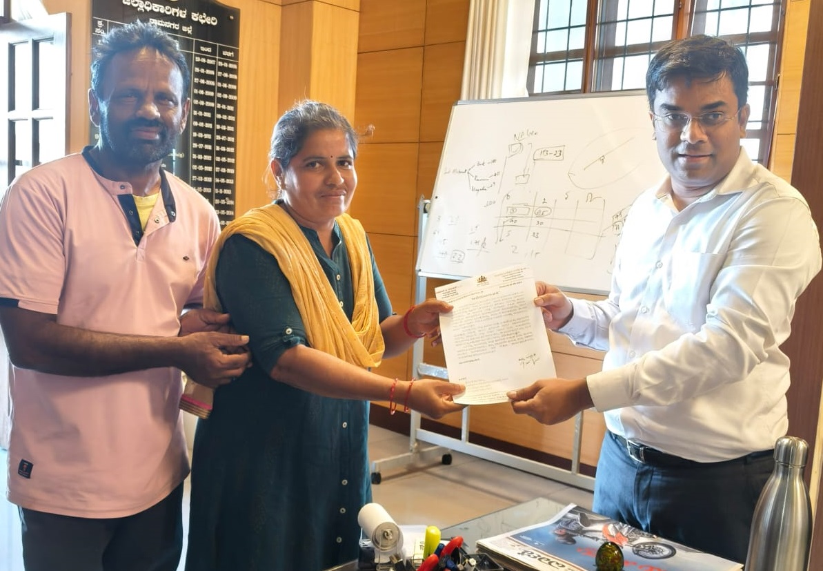 ಸಾಮಾಜಿಕ ಮತ್ತು ಶೈಕ್ಷಣಿಕ ಸಮೀಕ್ಷೆಯಲ್ಲಿ ತಮಗೆ ವಹಿಸಿದ ಮನೆಗಳನ್ನು ಕೇವಲ 7 ದಿನದಲ್ಲಿ ಪೂರ್ಣಗೊಳಿಸಿದ ಚನ್ನಪಟ್ಟಣ ತಾಲ್ಲೂಕಿನ ಅಂಬಾಡಹಳ್ಳಿಯ ಯುಜಿಎಚ್‌ಪಿಎಸ್ ಸಹ ಶಿಕ್ಷಕಿ ಶಾಂತಮ್ಮ ಅವರಿಗೆ ಜಿಲ್ಲಾಧಿಕಾರಿ ಯಶವಂತ್ ವಿ. ಗುರುಕರ್ ಅವರು ತಮ್ಮ ಕಚೇರಿಯಲ್ಲಿ ಅಭಿನಂದನಾ ಪತ್ರ ನೀಡಿದ್ದರು