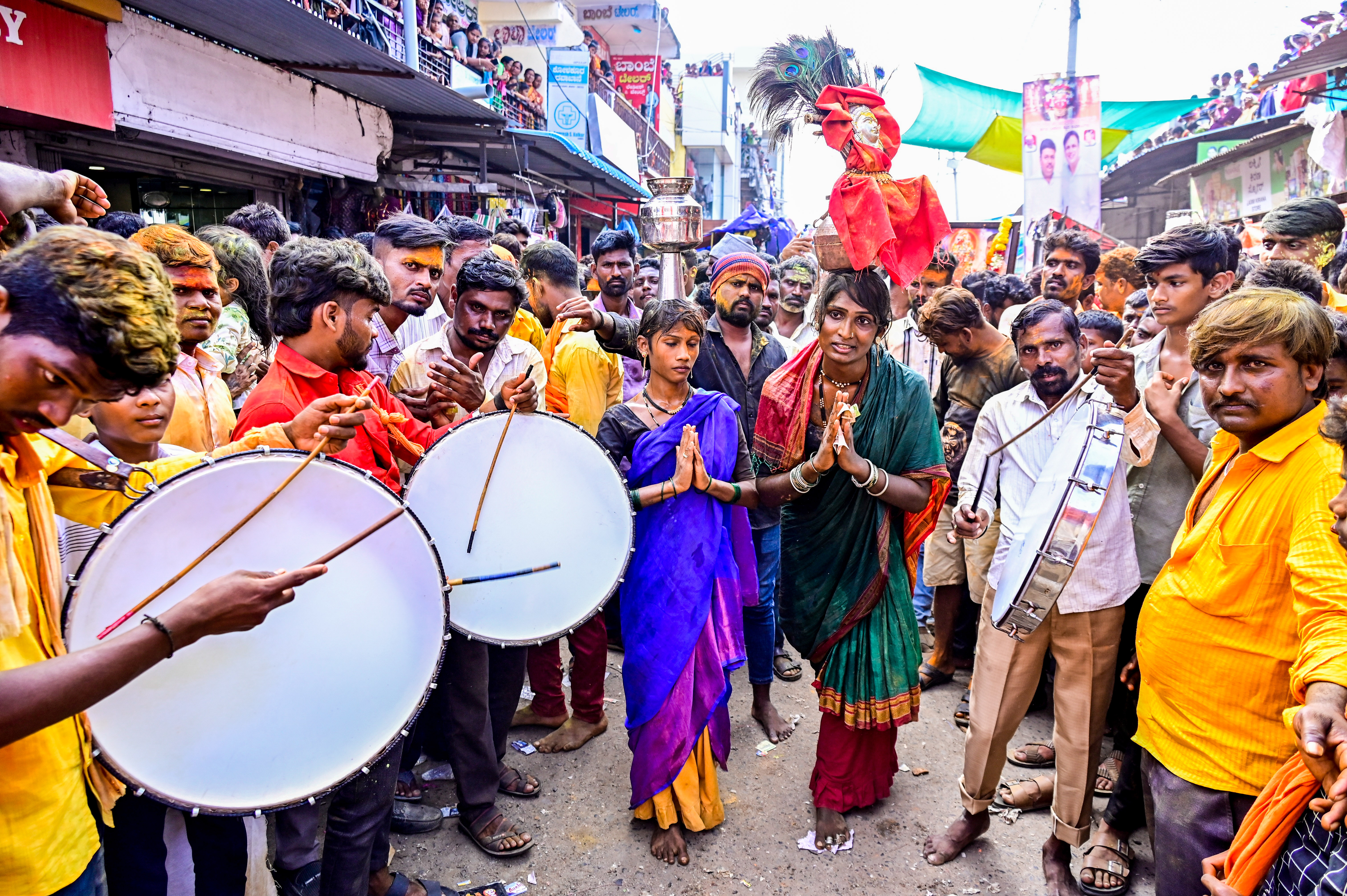 ಕಲಬುರಗಿ ಜಿಲ್ಲೆಯ ಜೇವರ್ಗಿನಲ್ಲಿ ಶನಿವಾರ ನಡೆದ ಕಲ್ಕತ್ತದೇವಿ (ಮಹಾಲಕ್ಷ್ಮೀ) ಜಾತ್ರೆಯಲ್ಲಿ ಪಾಲ್ಗೊಂಡಿದ್ದ ಹಲಗೆ ವಾದನ ತಂಡ