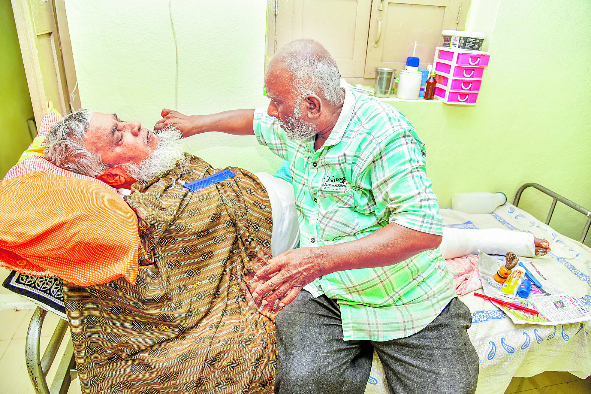 ಕ್ಷೌರ ಸೇವೆಯಲ್ಲಿ ಶಿವಪ್ಪ   ಚಿತ್ರಗಳು: ಭರತ್‌ ಕಂದಕೂರ