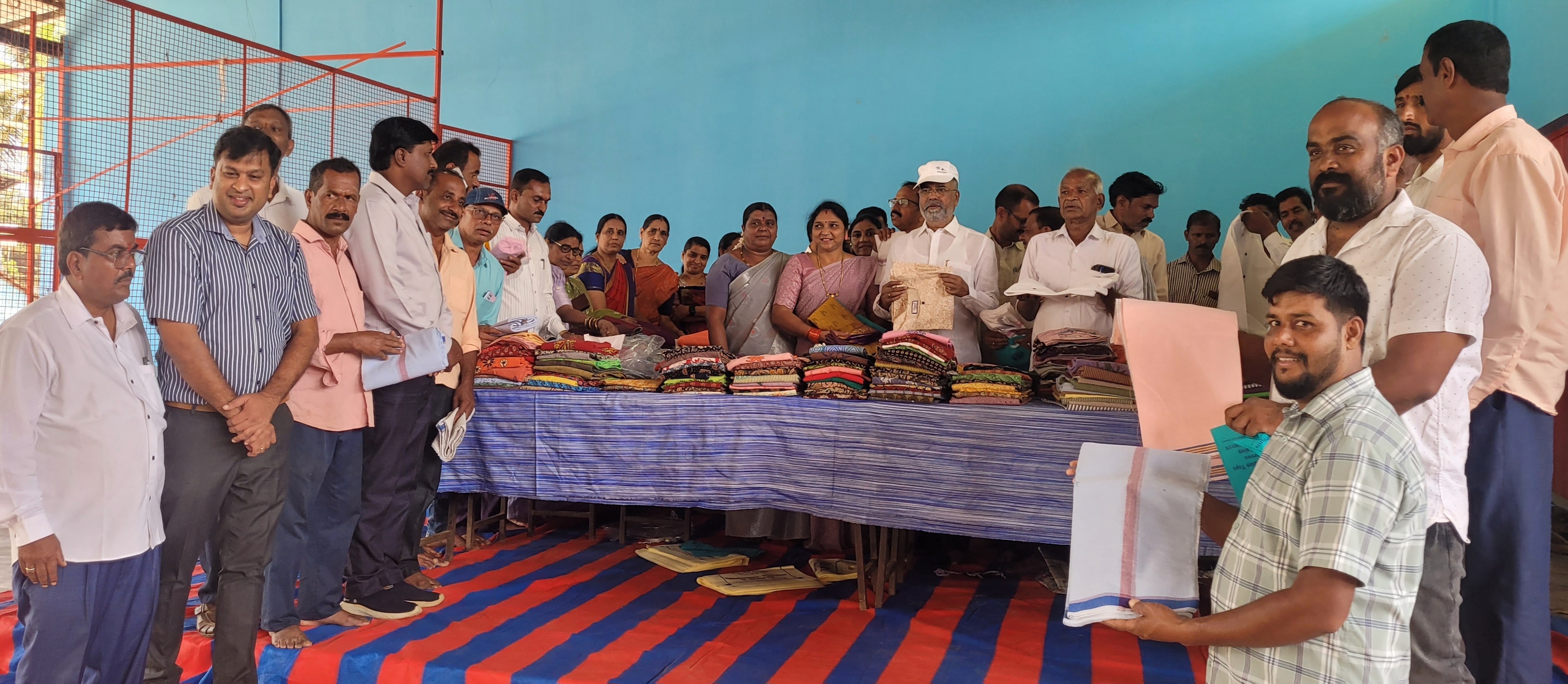 ರಿಪ್ಪನ್ ಪೇಟೆಯಲ್ಲಿ ಶನಿವಾರ ಖಾದಿ ಬಟ್ಟೆಗಳ ಮಾರಾಟ ಮೇಳಕ್ಕೆ ರಾಜ್ಯ ಬಿಜೆಪಿ ಘಟಕದ ಉಪಾಧ್ಯಕ್ಷ ಎಚ್. ಹಾಲಪ್ಪ ಹರತಾಳು ಚಾಲನೆ ನೀಡಿದರು.