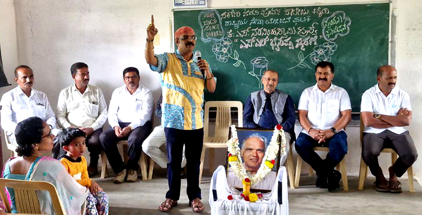 ಕಿಕ್ಕೇರಿ ಕೆಪಿ‌ಎಸ್ ಸರ್ಕಾರಿ ಪದವಿಪೂರ್ವ ಕಾಲೇಜಿನಲ್ಲಿ ಶನಿವಾರ ಜರುಗಿದ ಎಸ್.ಎಲ್. ಭೈರಪ್ಪ ನುಡಿನಮನ ಕಾರ್ಯಕ್ರಮದಲ್ಲಿ ಕೆ.ಎಸ್. ನರಸಿಂಹಸ್ವಾಮಿ ಟ್ರಸ್ಟ್ ಅಧ್ಯಕ್ಷ ಗಾಯಕ ಕಿಕ್ಕೇರಿ ಕೃಷ್ಣಮೂರ್ತಿ ಮಾತನಾಡಿದರು. ಸುರೇಶ್ ನಗರ ಶ್ರೀನಿವಾಸ ಉಡುಪ ಐಕನಹಳ್ಳಿ ಕೃಷ್ಣೇಗೌಡ ಸಹದೇವು ಚಲುವನಾರಾಯಣಸ್ವಾಮಿ ಭಾಗವಹಿಸಿದ್ದರು.