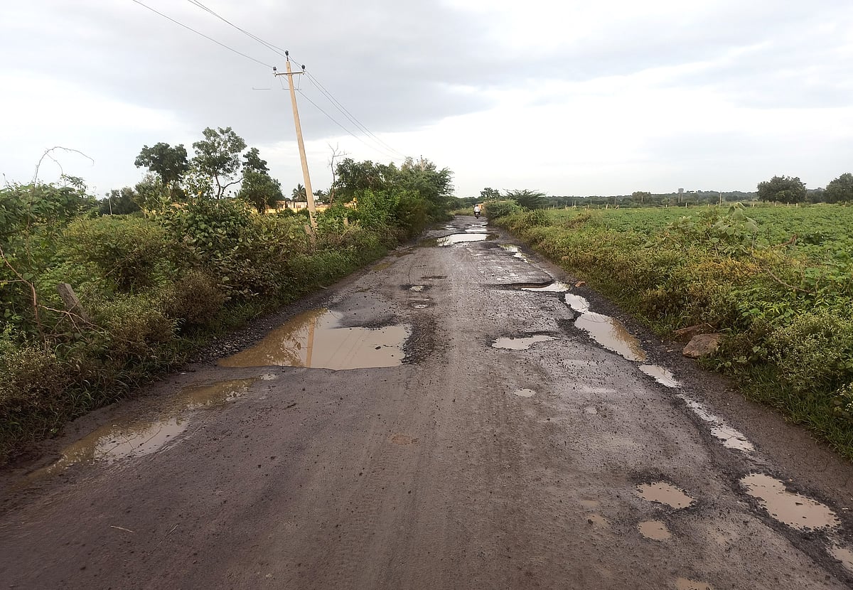 ಯಾದಗಿರಿ: ನಿರಂತರ ಮಳೆ; ಗುಂಡಿಗಳಲ್ಲಿ ಕಳೆದುಹೋದ ರಸ್ತೆಗಳು