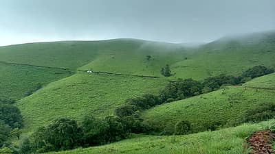 ಕೂರ್ಗ್:ಬೆಂಗಳೂರಿನಿಂದ 5 ಗಂಟೆಗಳ ಪ್ರಯಾಣ ಬೆಳಸಿದರೆ ಕೂರ್ಗ್ ಅನ್ನು ತಲುಪಬಹುದು. ಈ ದೀಪಾವಳಿಯ ಸಂದರ್ಭದಲ್ಲಿ ಇಲ್ಲಿನ ತಣ್ಣನೆಯ ಹಾಗೂ ಮಂಜು ಮುಸಕಿನ ವಾತಾವರಣ ಪ್ರವಾಸಿಗರಿಗೆ ವಿಶೇಷ ಅನುಭವ ನೀಡುತ್ತದೆ. ಇಲ್ಲಿನ ಮಂಜಿನ ಬೆಟ್ಟಗಳು, ಕಾಫಿ ತೋಟಗಳು ಮತ್ತು  ಕೊಡವ ಸಂಸ್ಕೃತಿ ನಿಮ್ಮ ಪ್ರಯಾಣಕ್ಕೆ ಇನ್ನಷ್ಟು ಮೆರಗು ನೀಡುತ್ತದೆ.