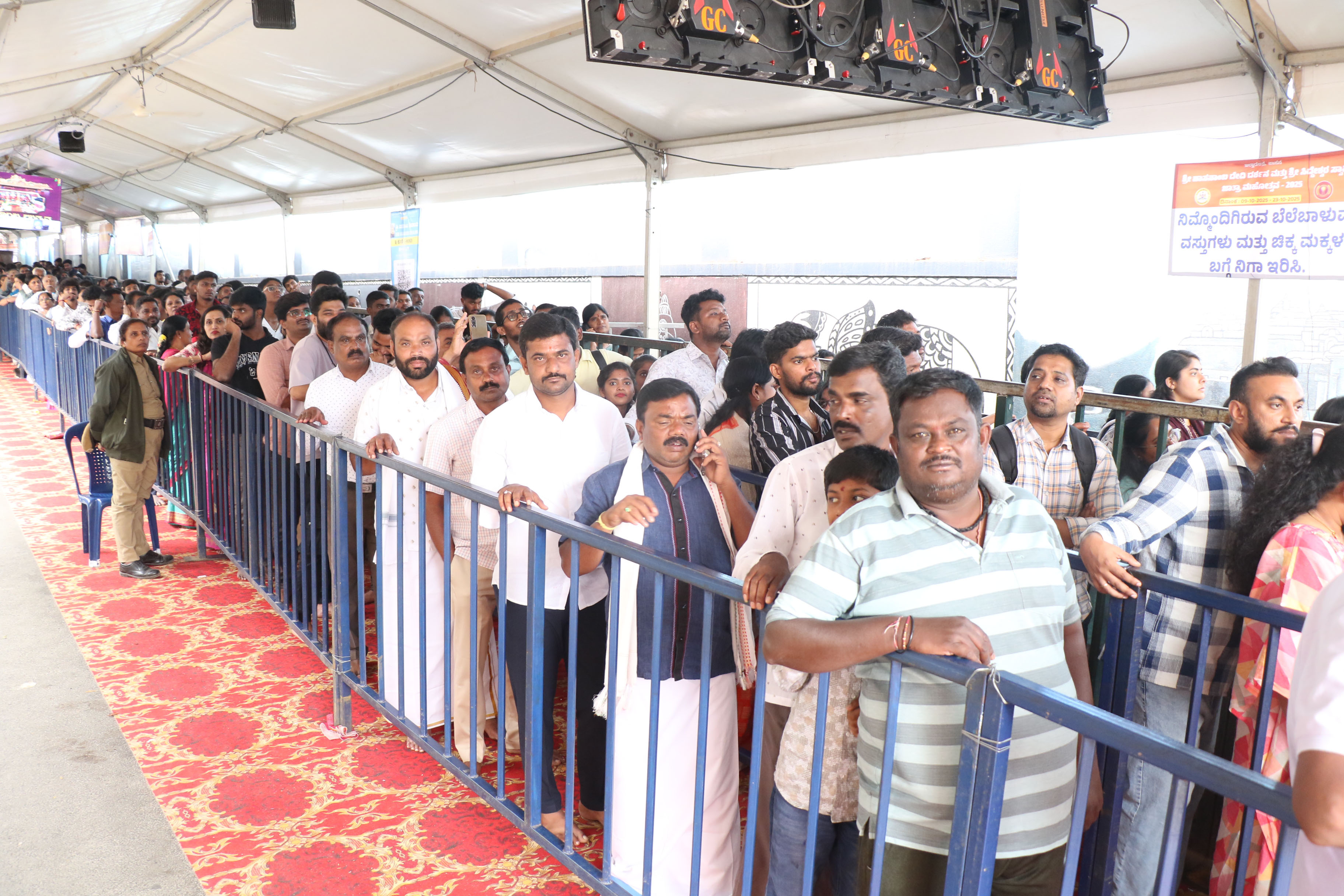 ₹ 1 ಸಾವಿರ ಟಿಕೆಟ್‌ನ ಸರದಿಯಲ್ಲಿ ಸಾಗಿದ ಜನ.
