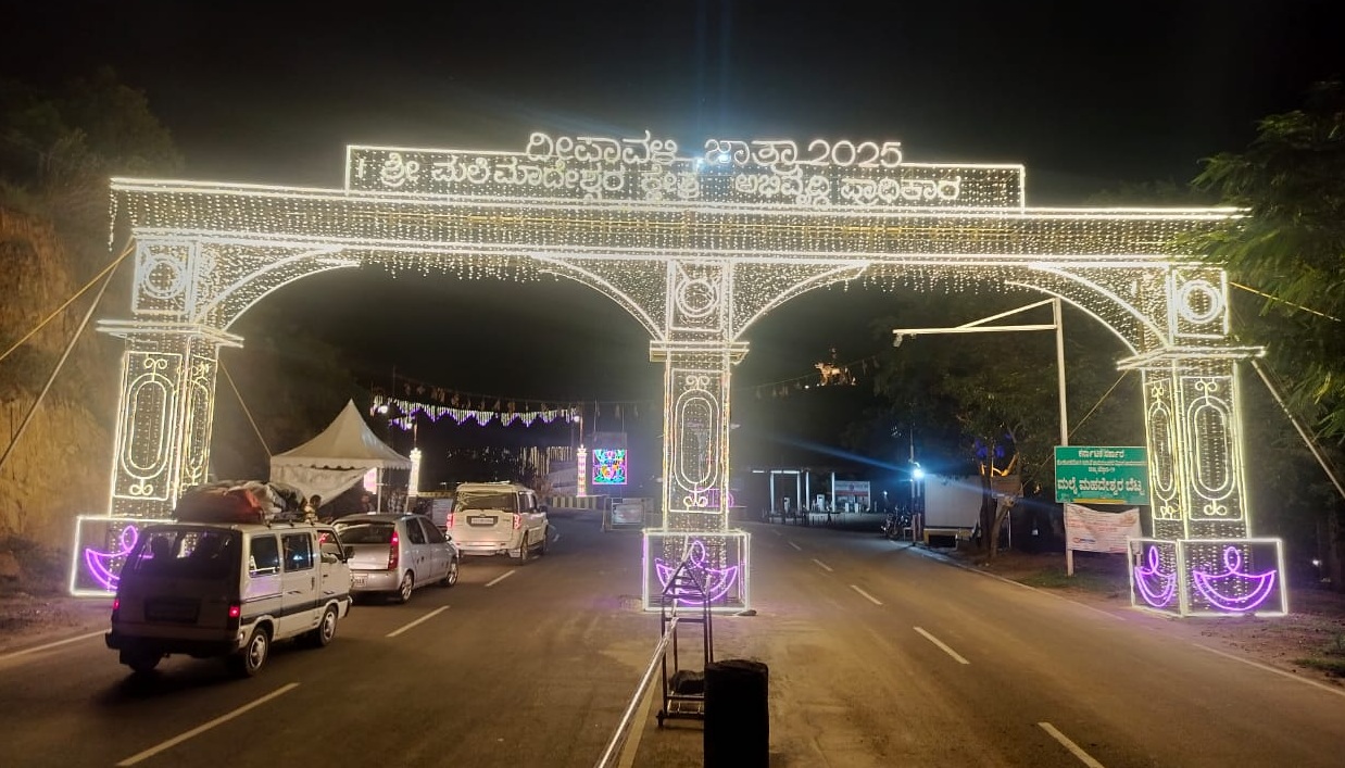 ದೀಪಾವಳಿ ಜಾತ್ರಾ ಮಹೋತ್ಸವದ ಅಂಗವಾಗಿ ಕ್ಷೇತ್ರದಲ್ಲಿ ಕಣ್ಮನ ಸೆಳೆಯುತ್ತಿರುವ ವಿದ್ಯುತ್ ದೀಪಾಲಂಕಾರ