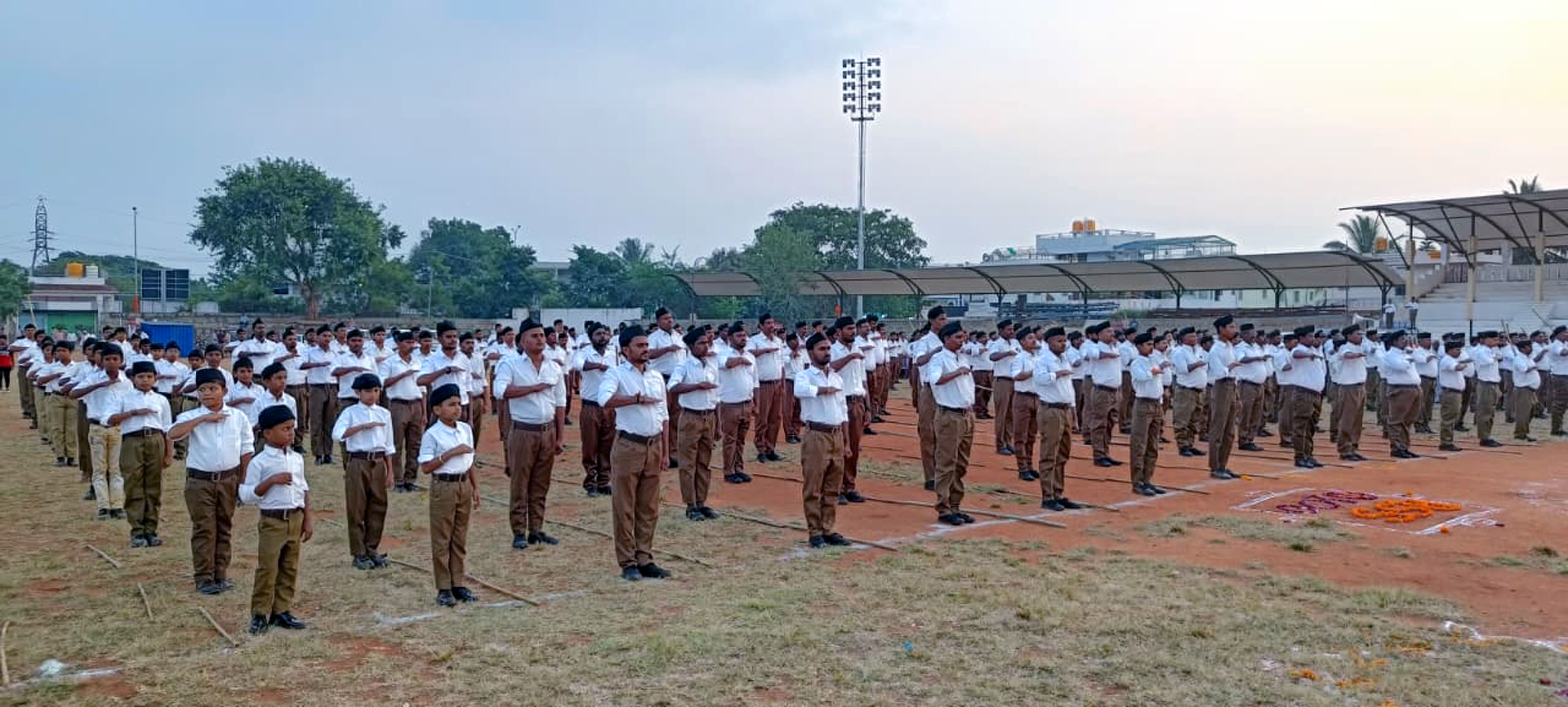 ಹೂವಿನಹಡಗಲಿ ತಾಲ್ಲೂಕು ಕ್ರೀಡಾಂಗಣದಲ್ಲಿ ಆರ್ ಎಸ್ಎಸ್ ಶತಾಬ್ದಿ ಪ್ರಯುಕ್ತ ಆಯೋಜಿಸಿದ್ದ ಕಾರ್ಯಕ್ರಮದಲ್ಲಿ ಪಾಲ್ಗೊಂಡಿದ್ದ ಗಣವೇಷಧಾರಿಗಳು