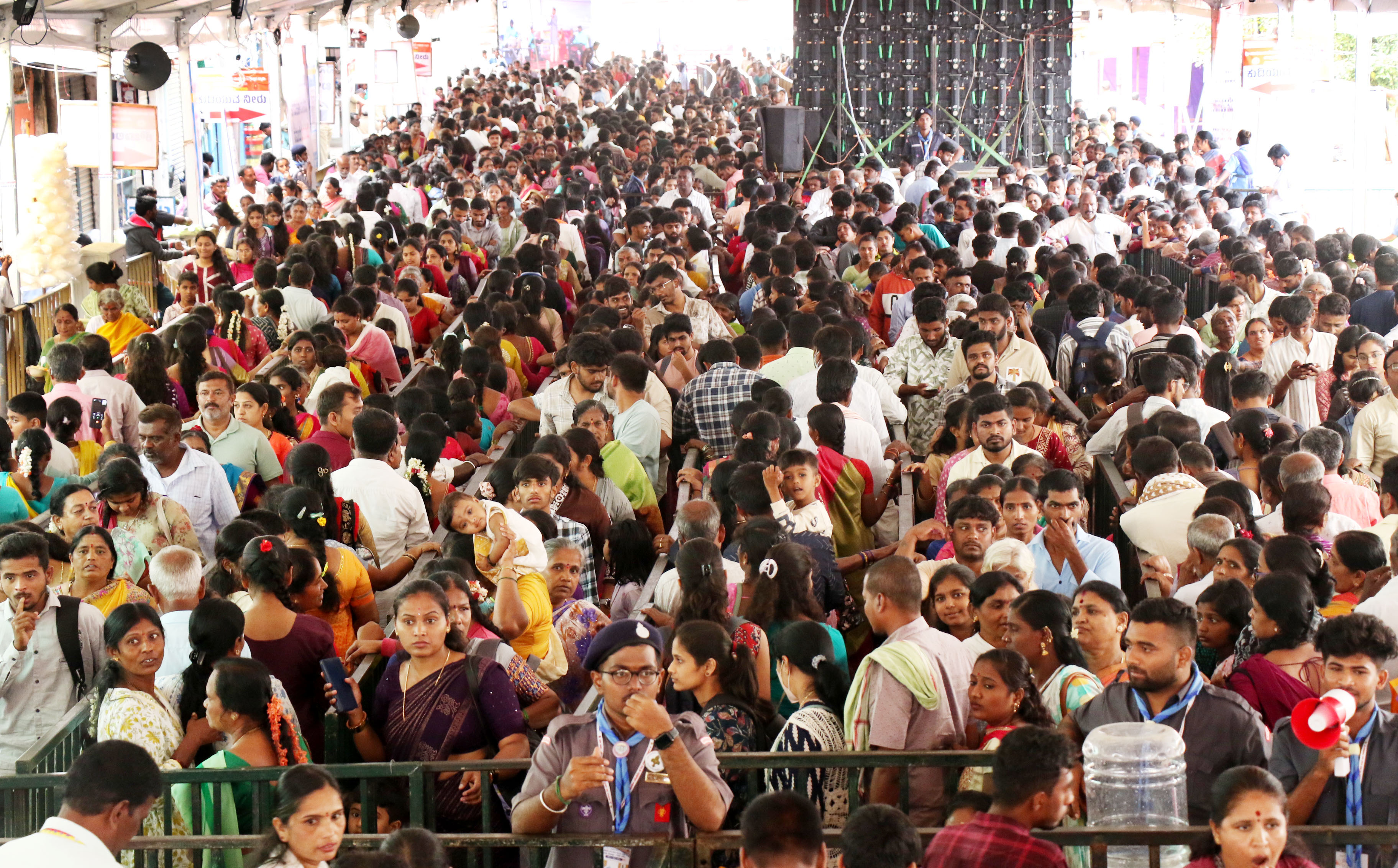 ಧರ್ಮದರ್ಶನದ ಸಾಲಿನಲ್ಲಿ ಸಾಗಿದ ಜನರು.