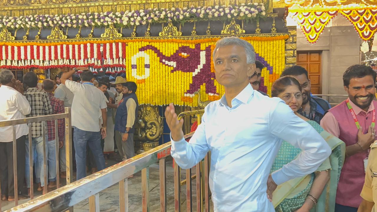 ಶುಕ್ರವಾರ ರಾತ್ರಿಯಿಡೀ ಹಾಸನಾಂಬ ದೇಗುಲದಲ್ಲಿಯೇ ನಿಂತಿದ್ದ ಸಚಿವ ಕೃಷ್ಣ ಬೈರೇಗೌಡ.