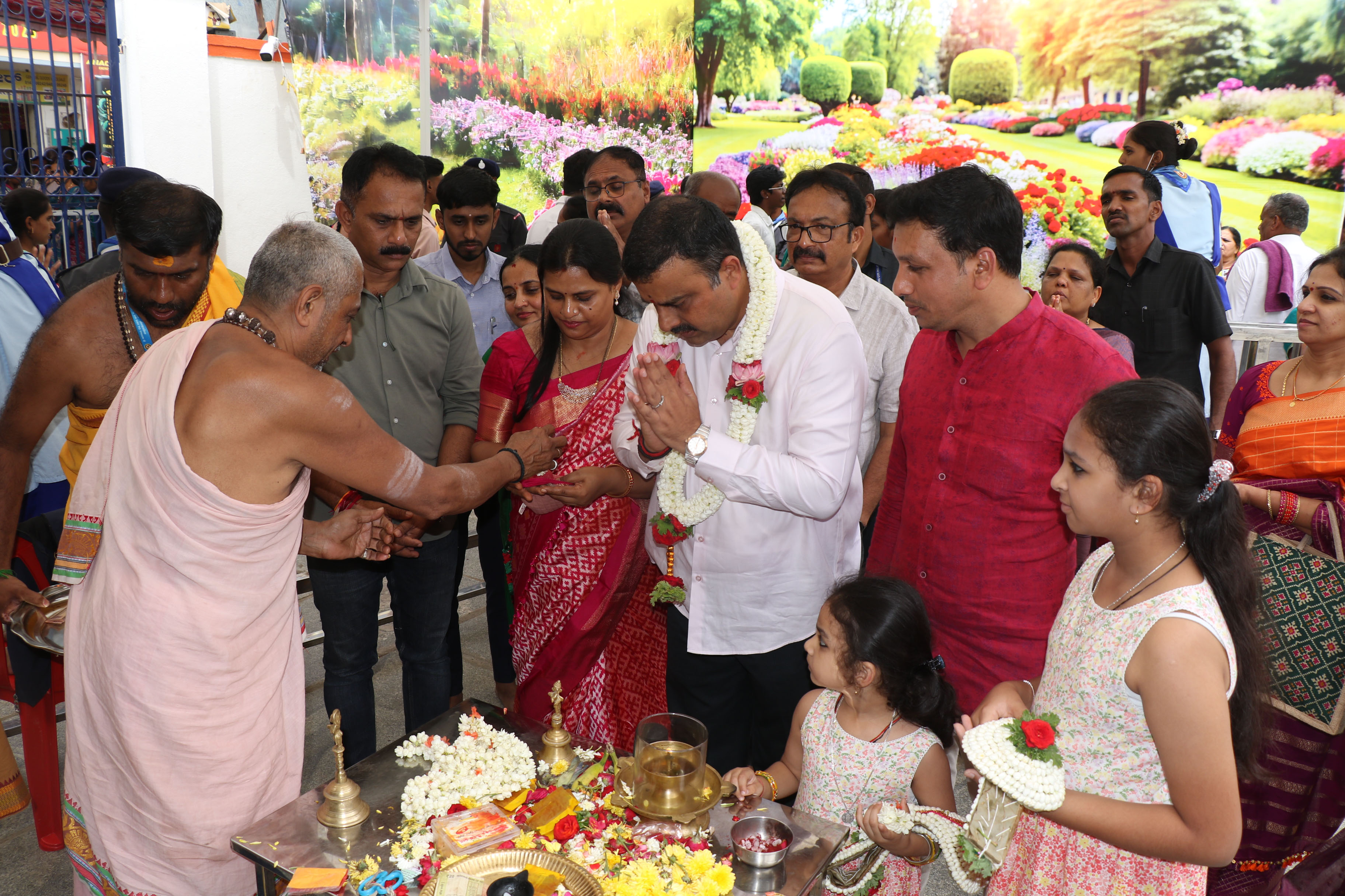 ಶಾಸಕ ವಿ.ಸುನಿಲ್‌ಕುಮಾರ್‌ ಕುಟುಂಬ ಸಮೇತರಾಗಿ ಬಂದು ಪೂಜೆ ಸಲ್ಲಿಸಿದರು.