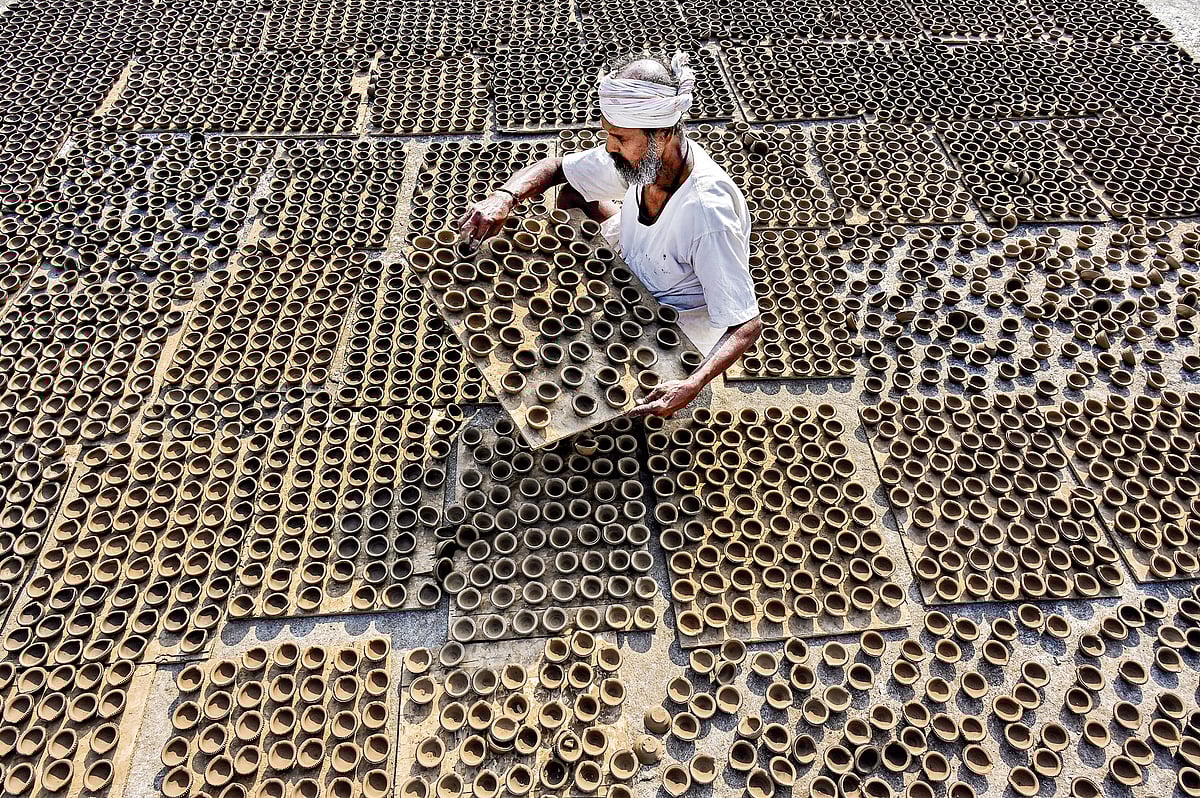 Pottery Art: ಬದುಕು ಬೆಳಗುವ ಹಣತೆಗಳು...