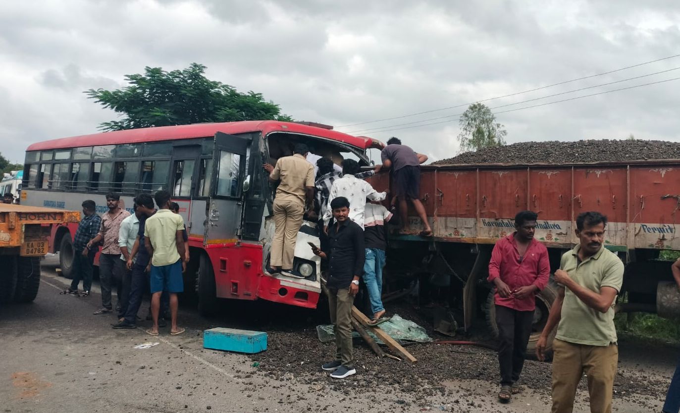 ದೊಡ್ಡಬಳ್ಳಾಪುರ ತಾಲ್ಲೂಕಿನ ಹಿಂದೂಪುರ ರಾಜ್ಯ ಹೆದ್ದಾರಿಯ ನಾಯಕರಂಡನಹಳ್ಳಿ ಸಮೀಪ ಲಾರಿಗೆ ಬಸ್‌ ಡಿಕ್ಕಿ ಹೊಡೆದು ನಜ್ಜುಗುಜ್ಜಾಗಿರುವುದು