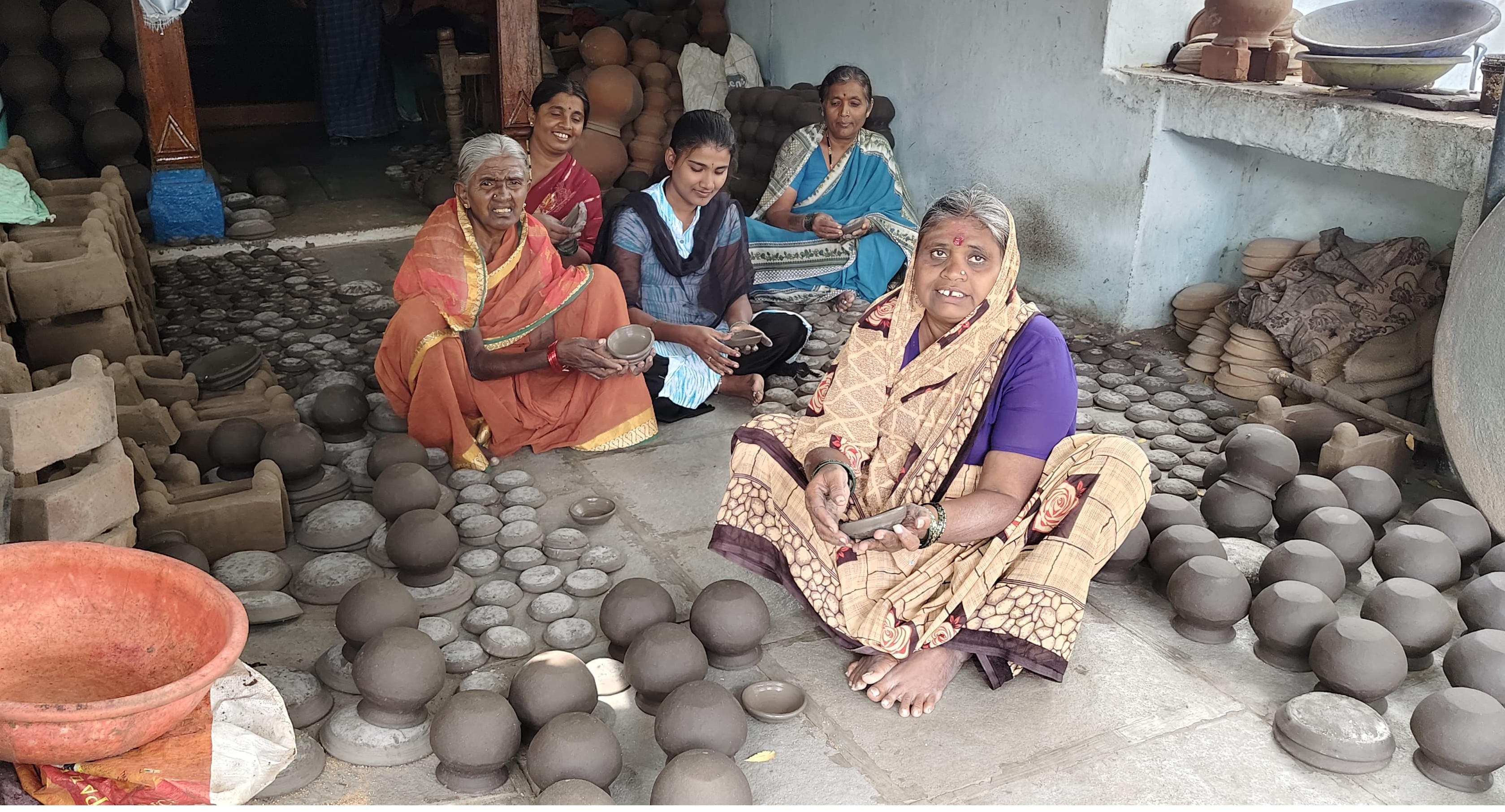 ದೀಪಾವಳಿ ಹಬ್ಬಕ್ಕಾಗಿ ಮಣ್ಣಿನ ಹಣತೆಗಳನ್ನು ತಯಾರು ಮಾಡುತ್ತಿರುವ ಅರಿಕೇರಿ ಗ್ರಾಮದ ಮಹಿಳೆಯರು
