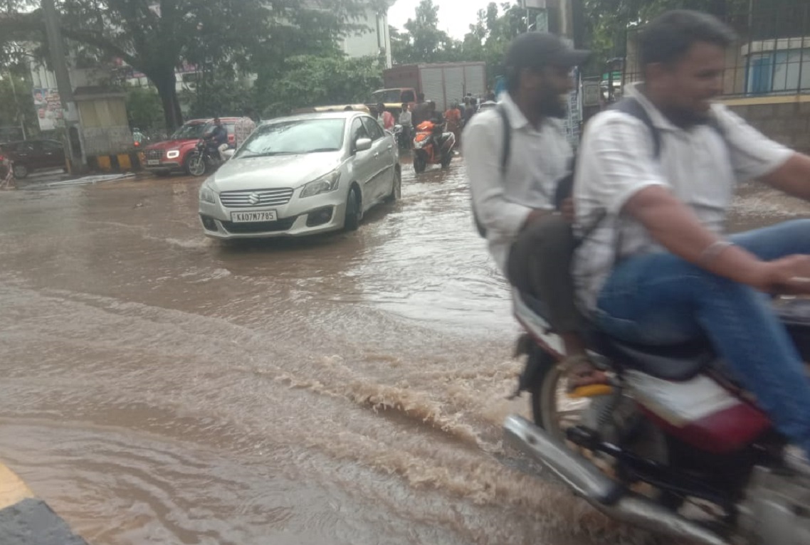 ರಸ್ತೆ ಜಲಾವೃತಗೊಂಡಿದ್ದರಿಂದ ವಾಹನ ಸವಾರರ ಪರದಾಟ 