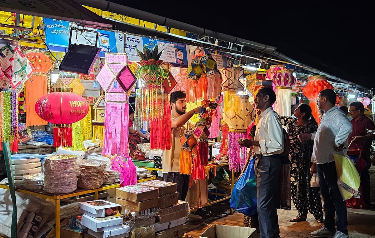 ಕಾರವಾರ: ದೀಪಾವಳಿ ಸಾಮಗ್ರಿ ಖರೀದಿಗೆ ಮಳೆ ಅಡ್ಡಿ
