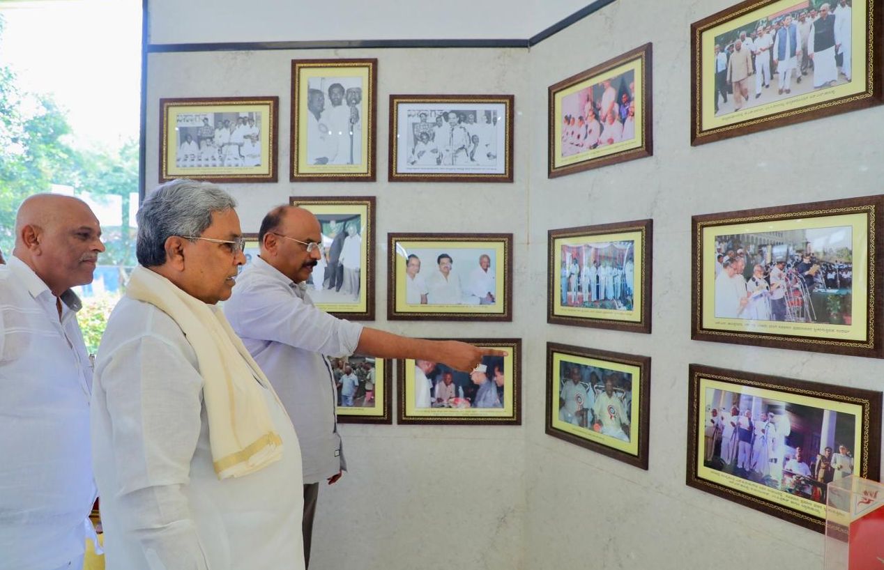 ಆರ್‌.ಎಲ್‌.ಜಾಲಪ್ಪ ಅವರ ರಾಜಕೀಯ ಜೀವನದ ಛಾಯಾಚಿತ್ರಗಳನ್ನು ವೀಕ್ಷಣೆ ಮಾಡಿದರು