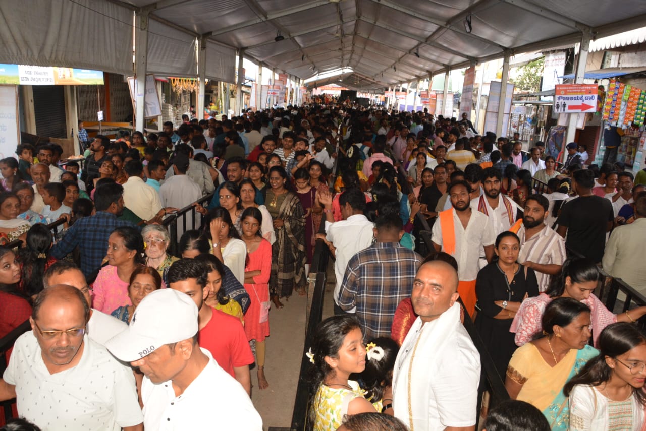 ಭಾನುವಾರ ಬೆಳಿಗ್ಗೆ ಸರದಿ ಸಾಲಿನಲ್ಲಿ ಸಾಗಿದ ಭಕ್ತಸಮೂಹ