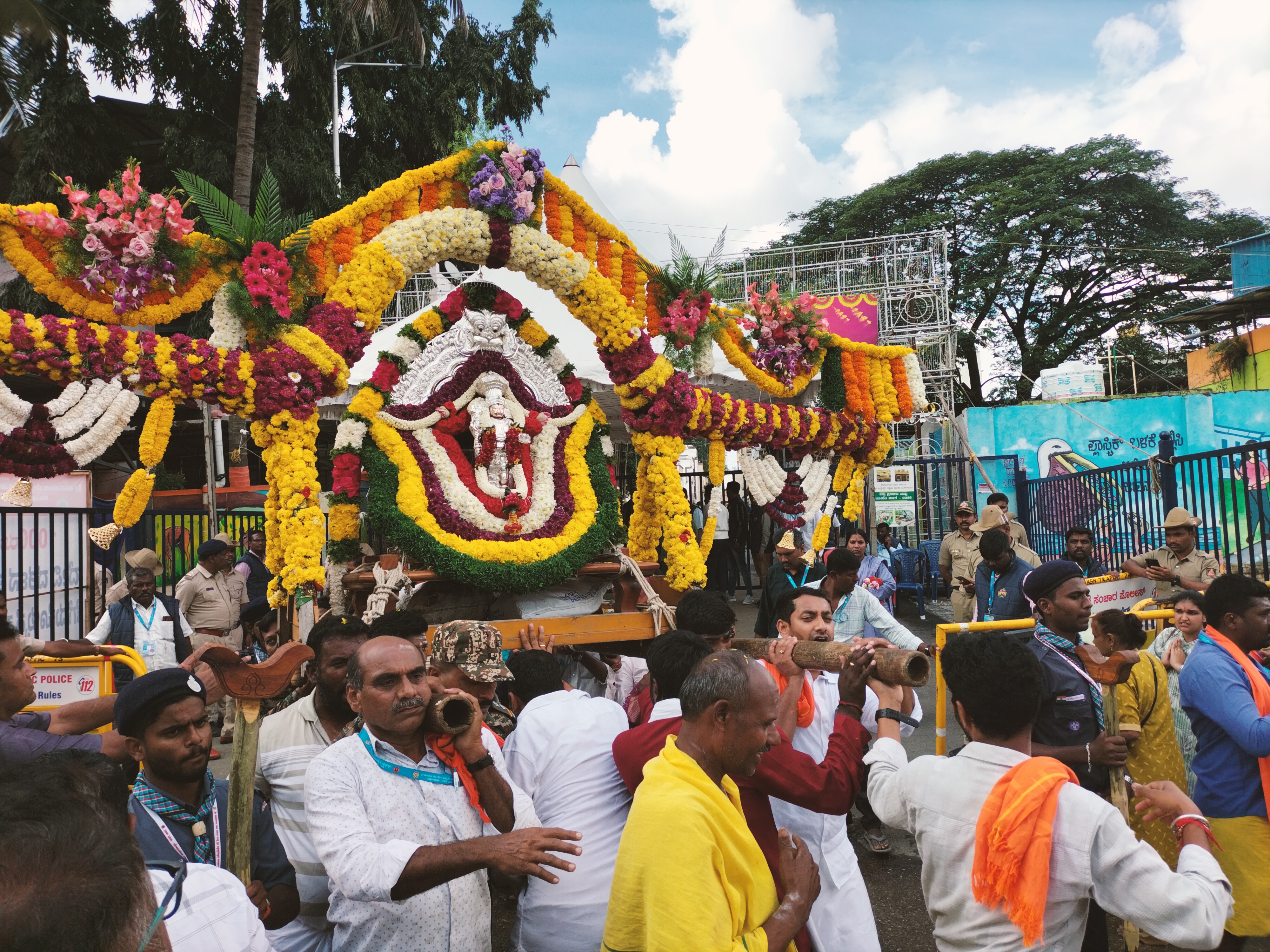 ಹಾಸನಾಂಬ ದೇಗುಲದ ಆವರಣದಲ್ಲಿ ಸಿದ್ಧೇಶ್ವರ ಸ್ವಾಮಿ ವೀರಭದ್ರ ಸ್ವಾಮಿ ಉತ್ಸವ ನಡೆಯಿತು