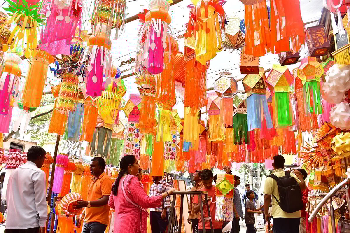 ಧಾರವಾಡ | ದೀಪಾವಳಿ ಸಂಭ್ರಮ: ಮಾರುಕಟ್ಟೆಗಳಲ್ಲಿ ಜನಜಂಗುಳಿ; ಖರೀದಿ ಜೋರು