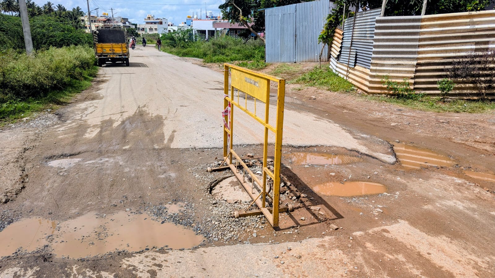 ವಿಎಚ್‌ಪಿ ಶಾಲೆಗೆ ಸಂಪರ್ಕಿಸುವ ರಸ್ತೆಯಲ್ಲಿ ಹಾಳಾಗಿರುವ ಯುಜಿಡಿಗೆ ಅಡ್ಡಲಾಗಿ ಬ್ಯಾರಿಕೇಡ್ ಹಾಕಿರುವುದು