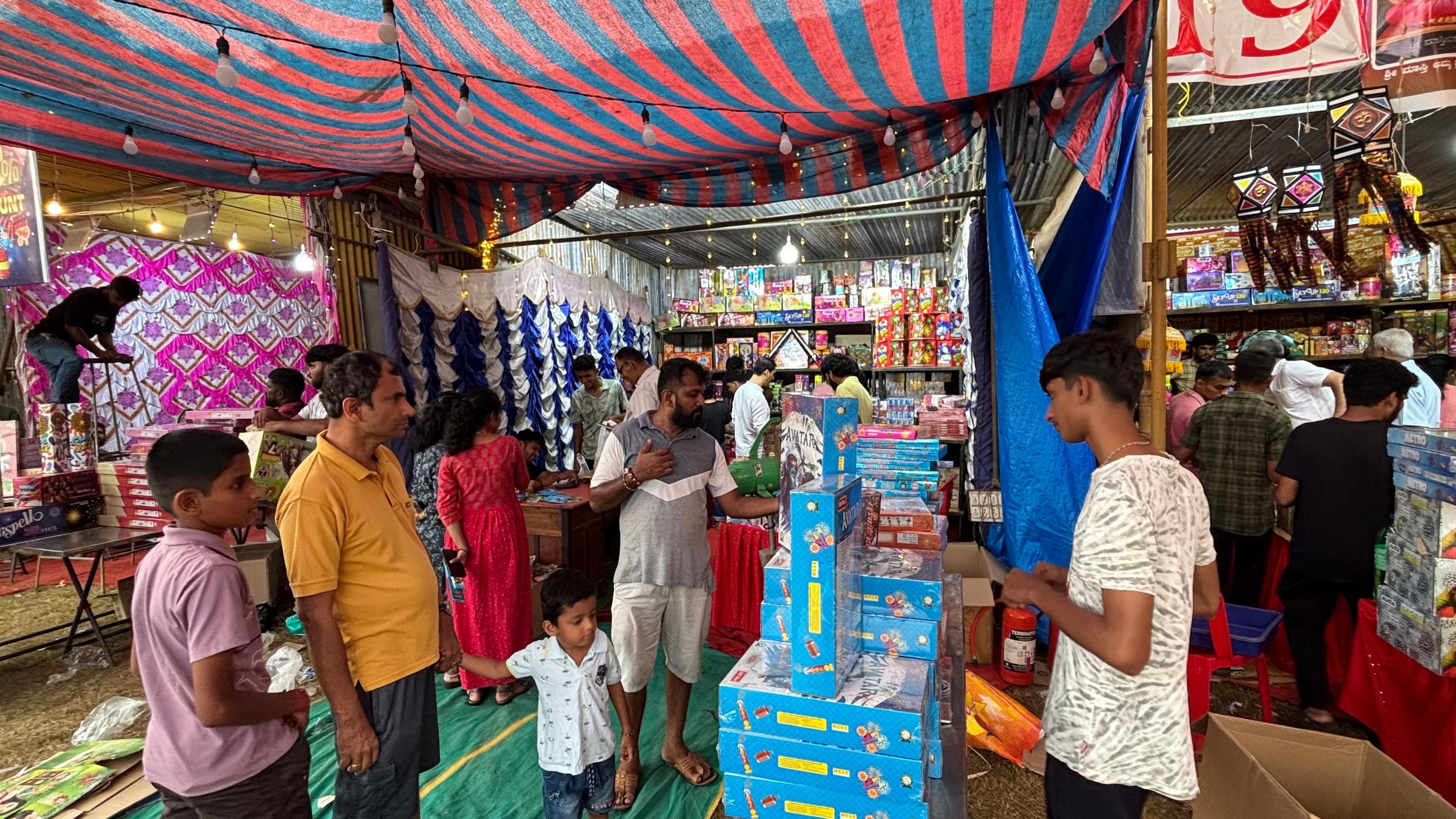 ಉಡುಪಿಯಲ್ಲಿ ಪಟಾಕಿ ಖರೀದಿಸಿದ ಗ್ರಾಹಕರು 
