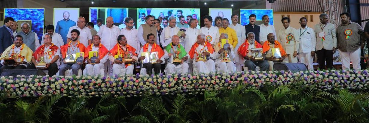  ಆರ್‌.ಎಲ್‌.ಜಾಲಪ್ಪ ಜನ್ಮಶತಮಾನೋತ್ಸವ ಸಮಾರಂಭದಲ್ಲಿ ಜಾಲಪ್ಪ ಅವರ ಆತ್ಮೀಯ ಒಡನಾಡಿಗಳನ್ನು ಅಭಿನಂದಿಸಲಾಯಿತು