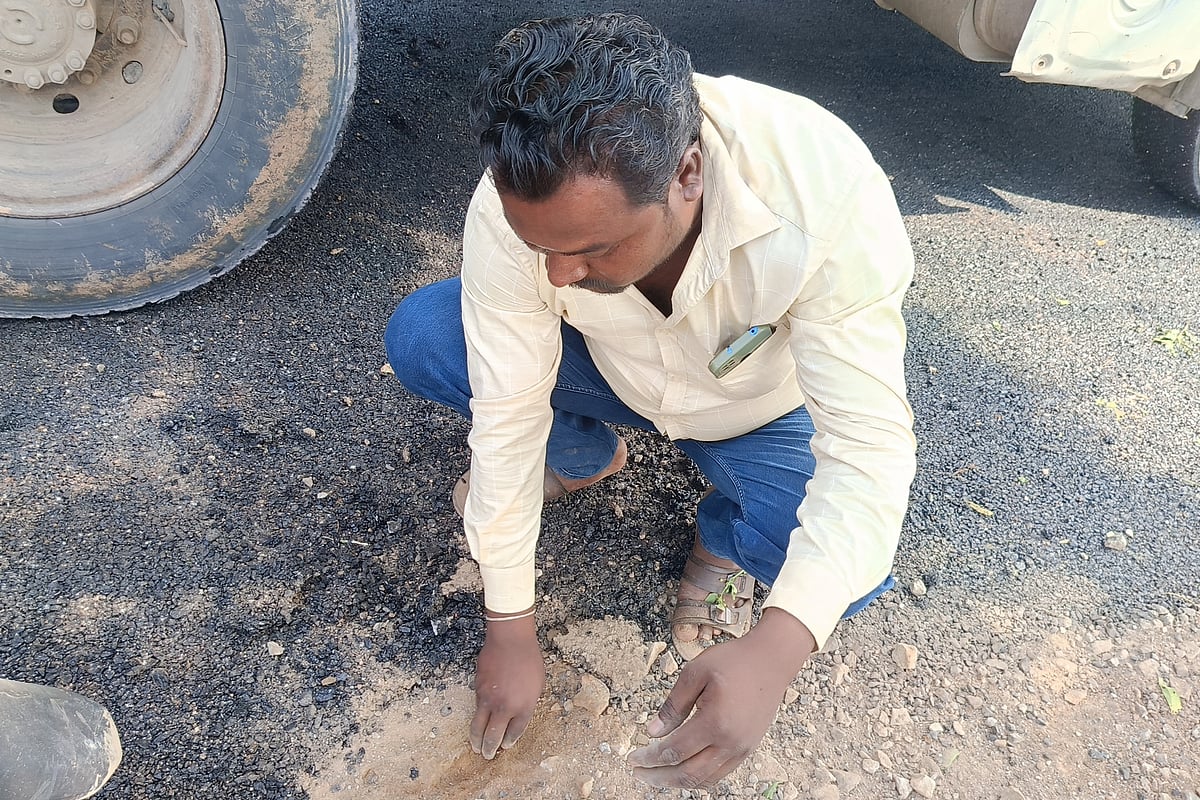 ಕವಿತಾಳ | ಕಾಮಗಾರಿ ನಡೆಯುವಾಗಲೇ ಕಿತ್ತು ಬರುತ್ತಿರುವ ಡಾಂಬರ್: ಸ್ಥಳೀಯರ ಆಕ್ರೋಶ