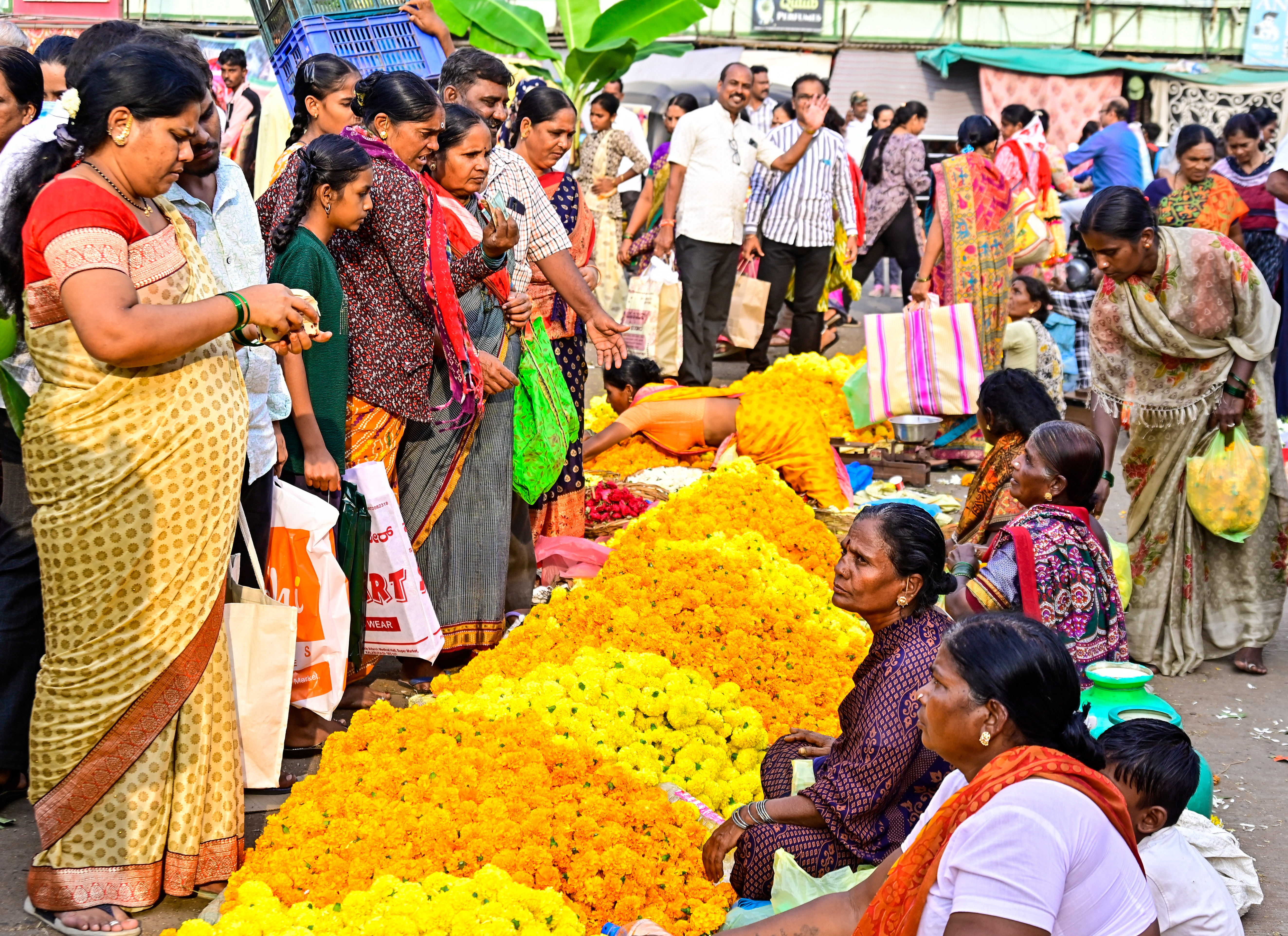 ದೀಪಾವಳಿ ಹಬ್ಬದ ಅಂಗವಾಗಿ ಕಲಬುರಗಿ ಸೂಪರ್‌ಮಾರ್ಕೆಟ್‌ನಲ್ಲಿ ಭಾನುವಾರ ಜನರು ಲಕ್ಷ್ಮಿ ಪೂಜೆಗೆ ಪುಷ್ಪಗಳನ್ನು ಖರೀದಿಸಿದರು  