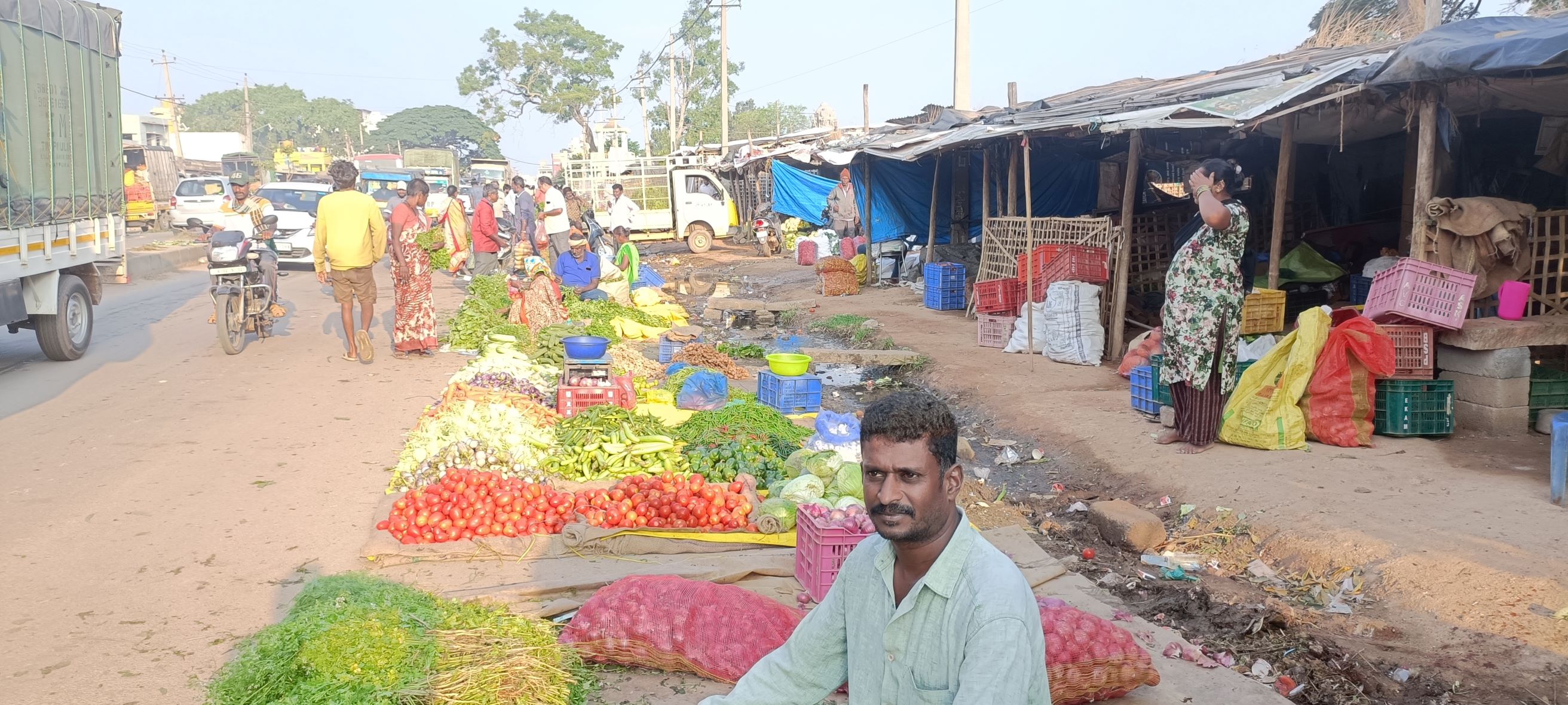 ಮುಖ್ಯರಸ್ತೆ ಬಳಿ ವ್ಯಾಪಾರ ನಡೆಸುತ್ತಿರುವ ರೈತರು