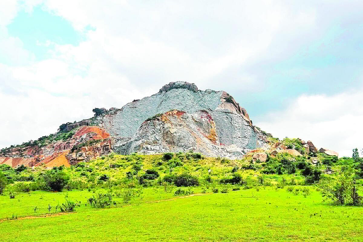 ಗಣಿಗಾರಿಕೆ| ಕರಡಿಬೆಟ್ಟಕ್ಕೆ ಕಂಟಕ: ಜನ, ವಿದ್ಯಾರ್ಥಿಗಳು, ಮಠಾಧೀಶರಿಗೆ ಪ್ರಾಣಸಂಕಟ